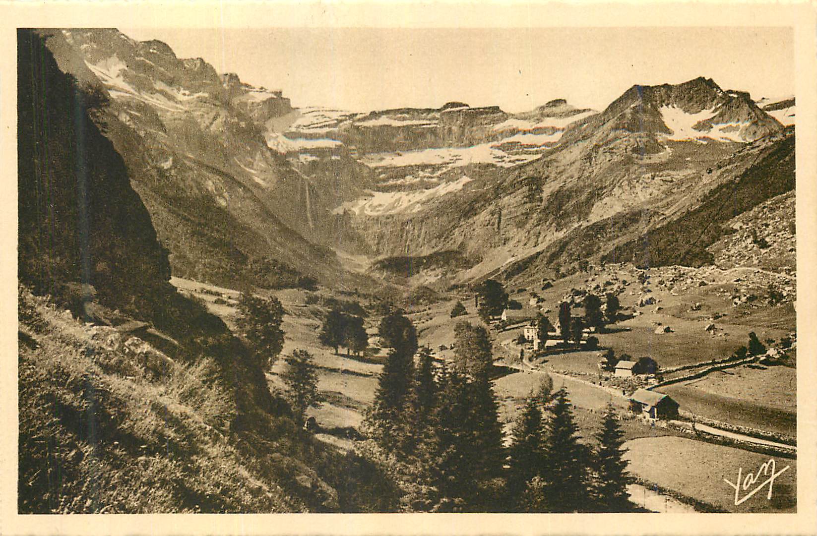CPA Les Pyrenees Le Cirque de Gavarnie Vue prise au dela du Village Au fond du Cirque la Grande Cascade s'elance des gla