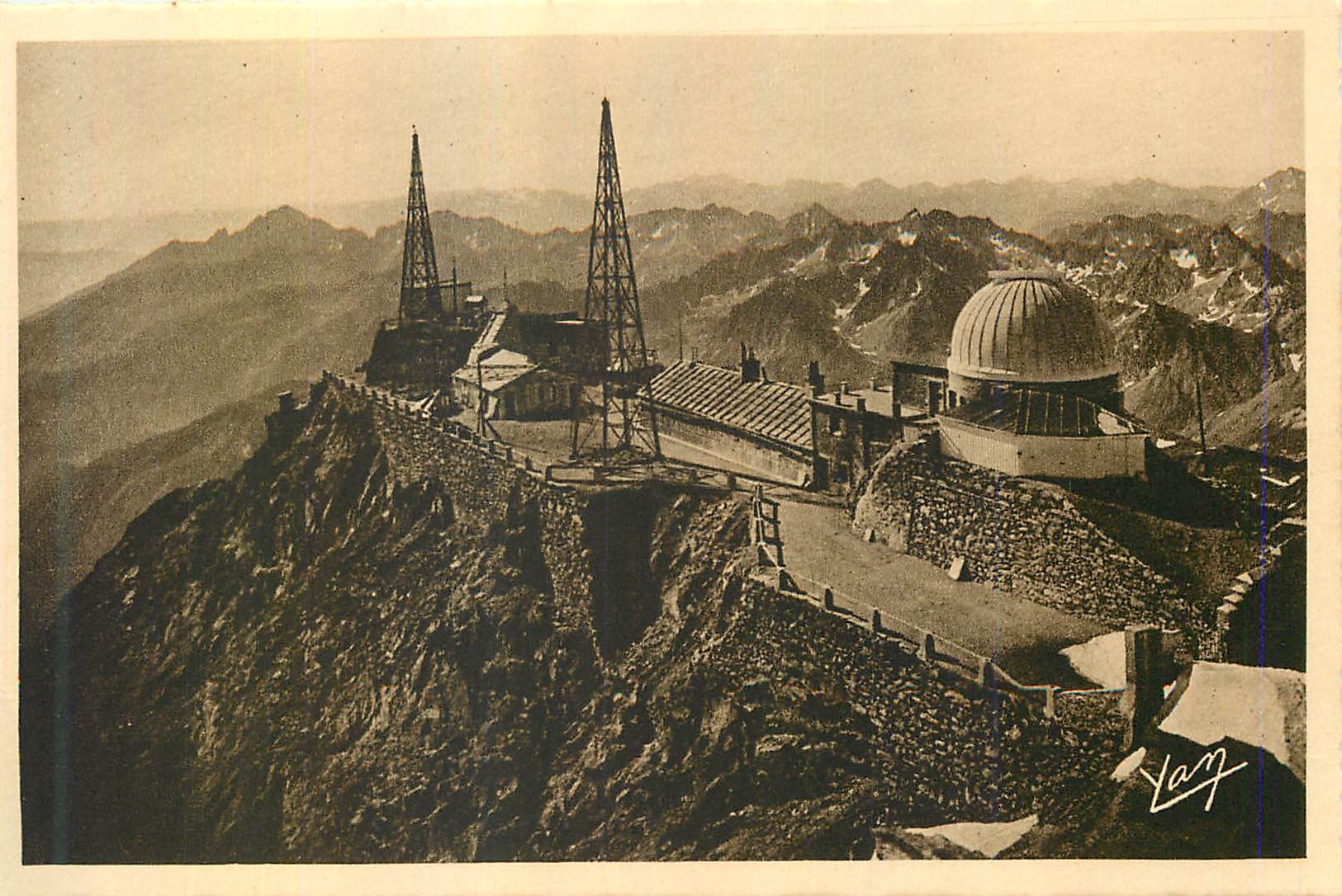 CPA Les Pyrenees Pic du Midi de Bigorre L'observatoire vue Panoramique sur la chaine des Pyrenees