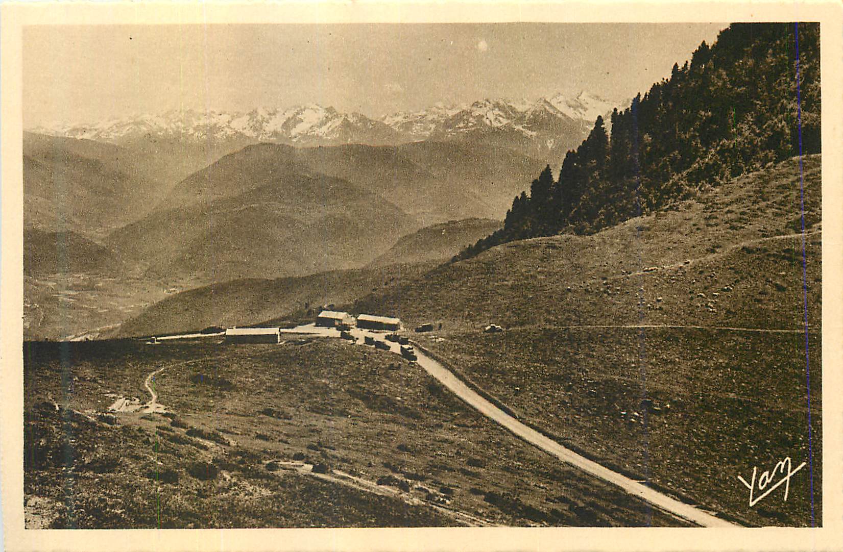 Les Pyrénées — Le Col d'Aspin (alt. 1.497 m.) — Vue vers la Vallée d'Aure et les hautes montagnes de Luchon