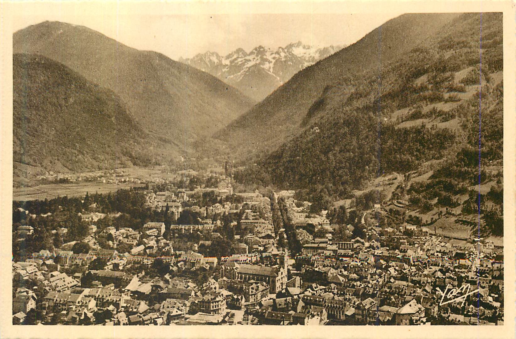 CPA Luchon Reine de Les Pyrenees Station thermale tes frequentee centre d'excursions  vue generale et le port de Venesqu