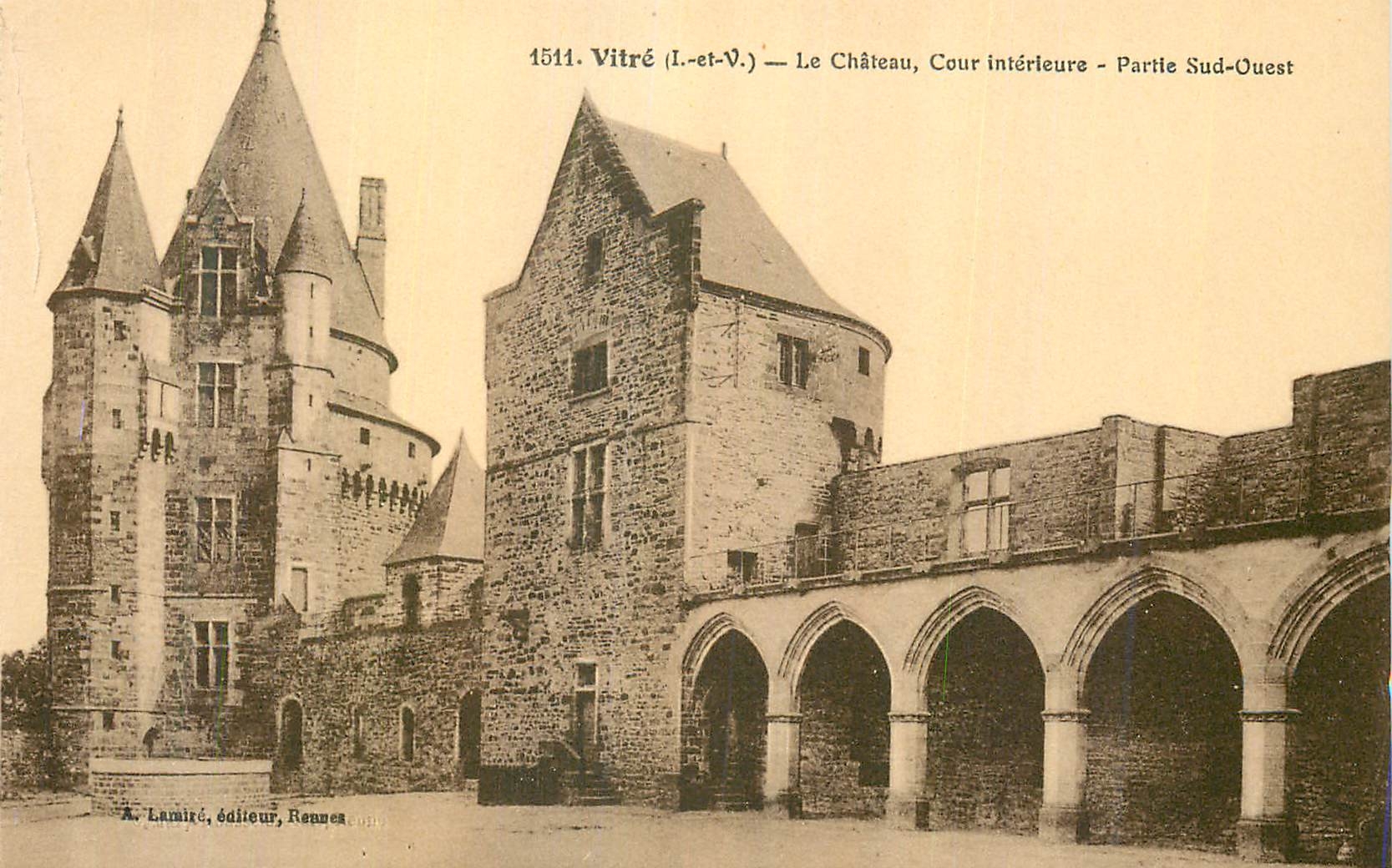 Vitré (Il-et-V.) — Le Château, Cour intérieure - Partie Sud-Ouest — A. Lamiré, éditeur, Rennes
