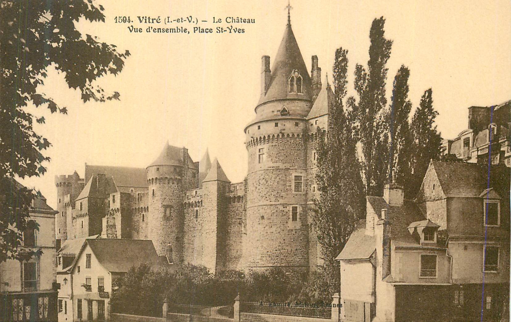 CPA Vitre (I et V)Le Chateau Vue d'ensemble Place St Yves