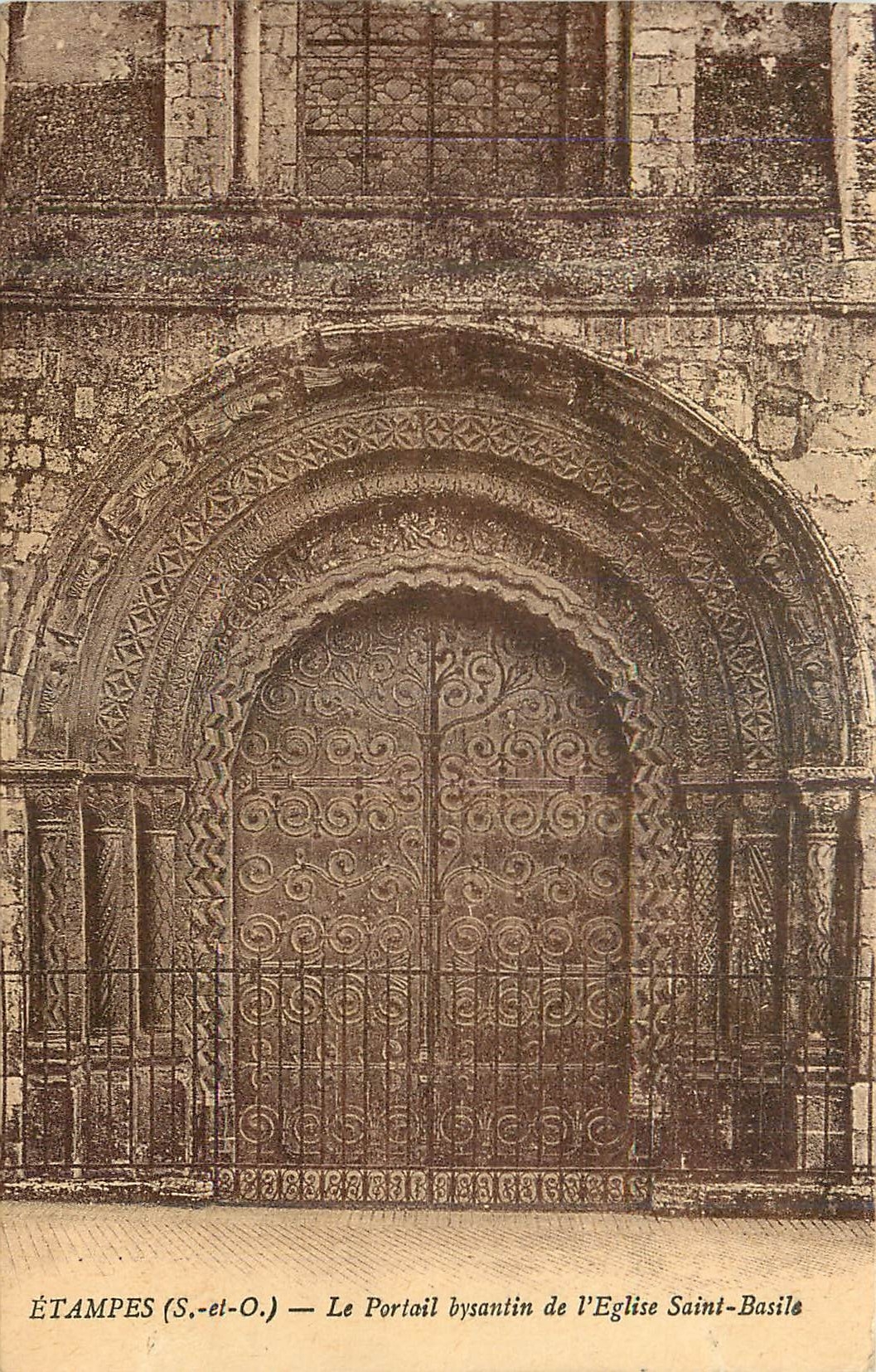 Étampes (S.-et-O.) — Le Portail byzantin de l'Église Saint-Basile