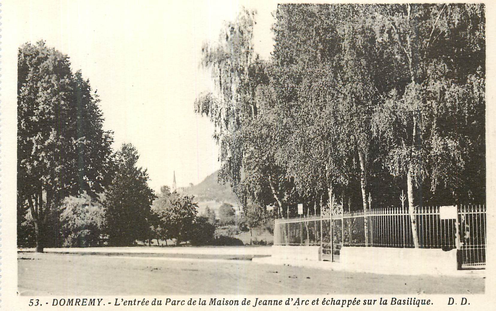 Domrémy - L'entrée du Parc de la Maison de Jeanne d'Arc et échappée sur la Basilique - D. D.