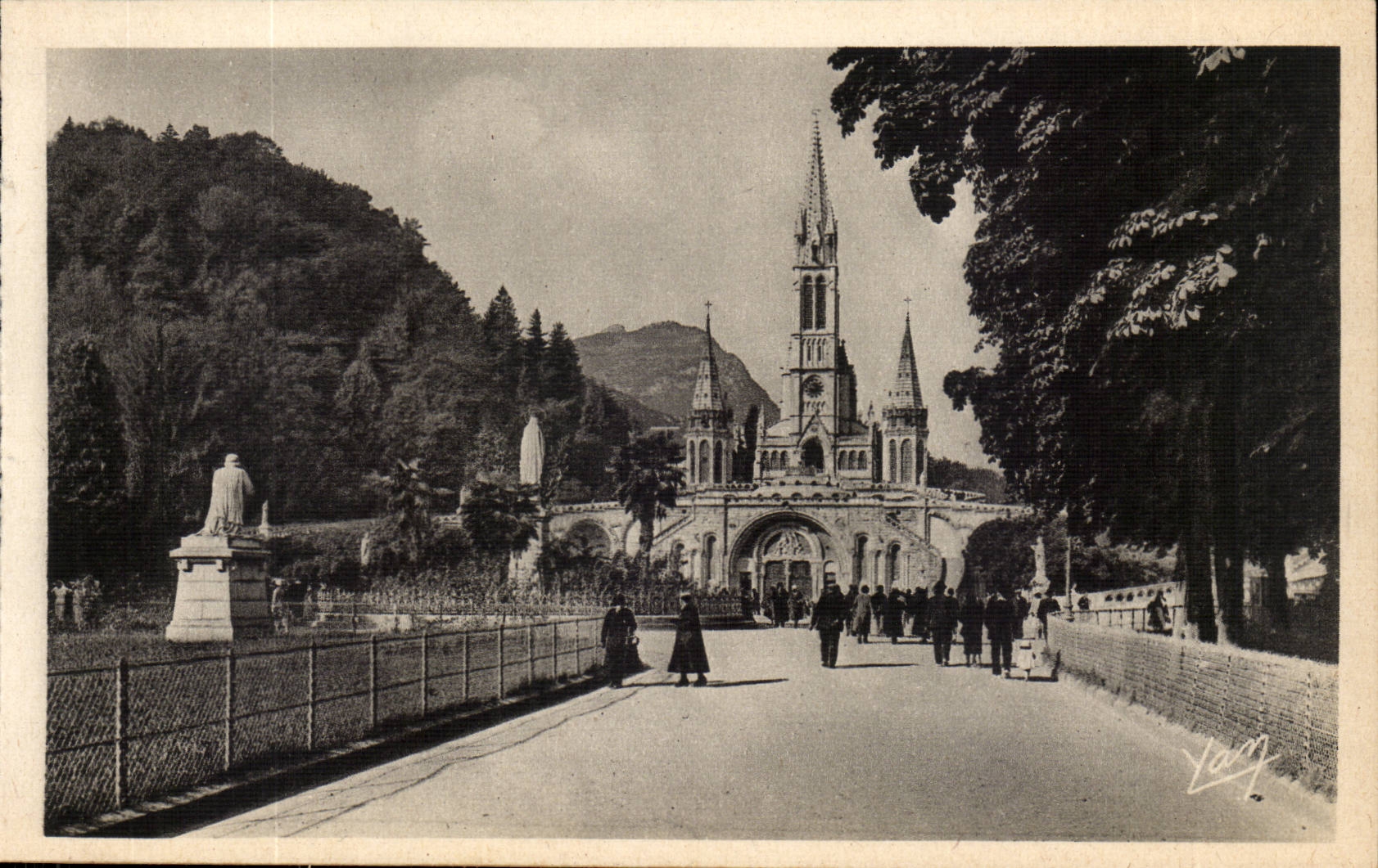 Lourdes - La Basilique et la Vierge couronnee - CPA 