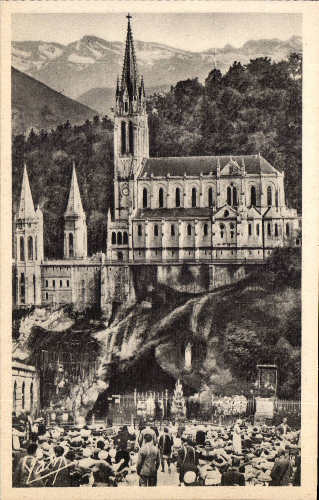 Lourdes - La Basilique et La Grotte miraculeuse - CPA 