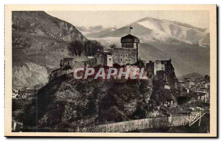 Lourdes - Le Chateau Fort et les Montagnes - CPA 
