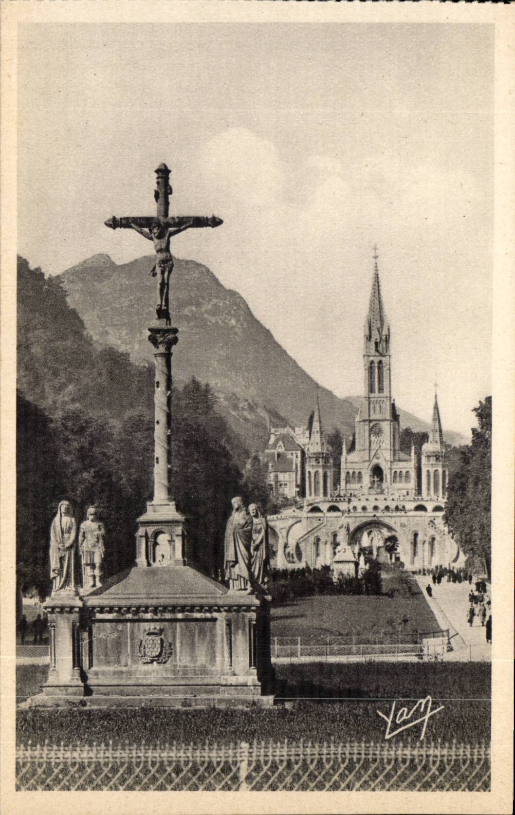 Lourdes - La Basilique et le Calvaire Breton - CPA 