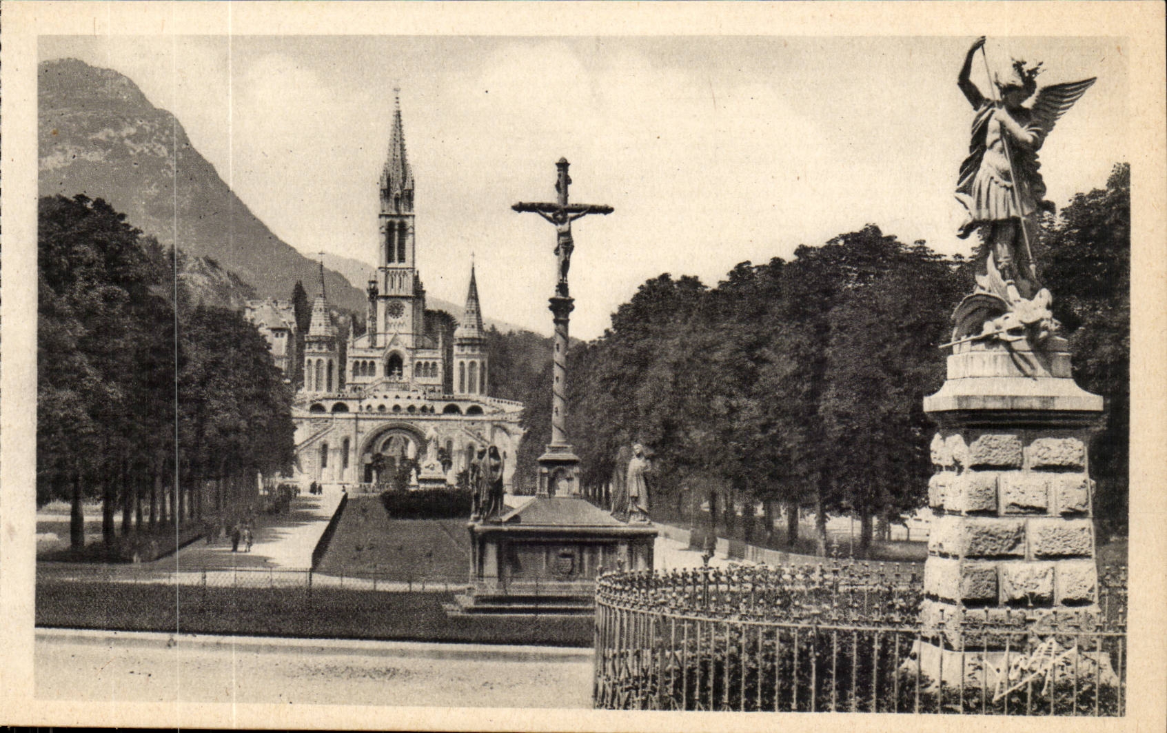 Lourdes — L'Esplanade et la Basilique — Édition Photo Quirault, Lourdes