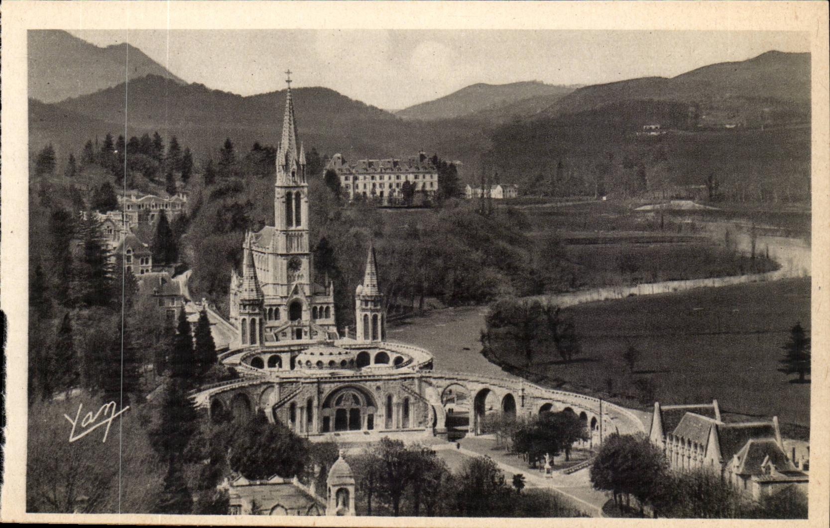 Lourdes - la Basilique et le Chateau Fort - CPA 