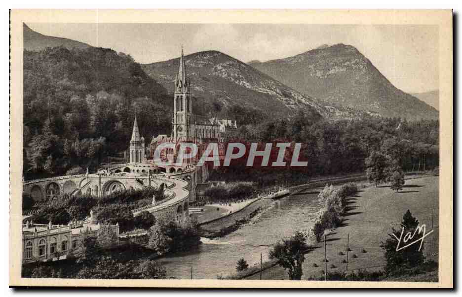 Lourdes - La Basilique et le Gave - CPA 