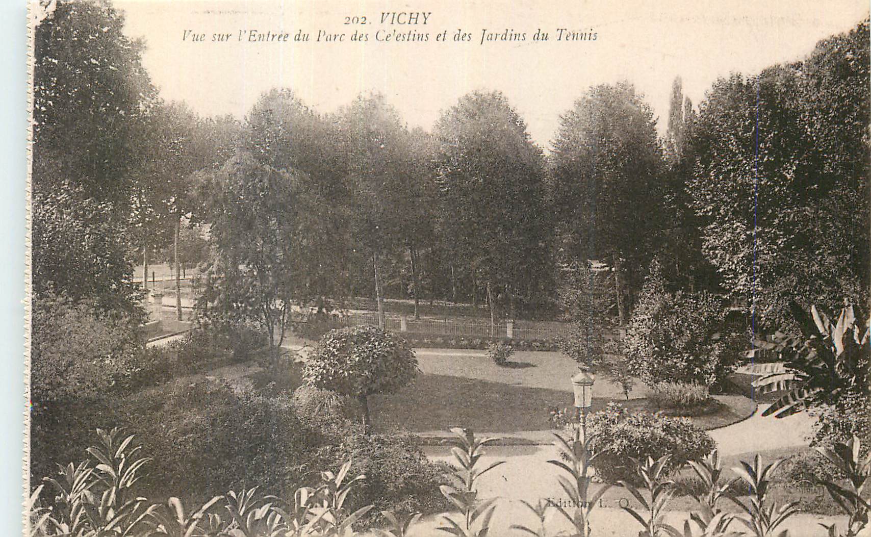 CPA Vichy Vue sur l Entree du Parc des Celestins et des Jardins du Tennis 