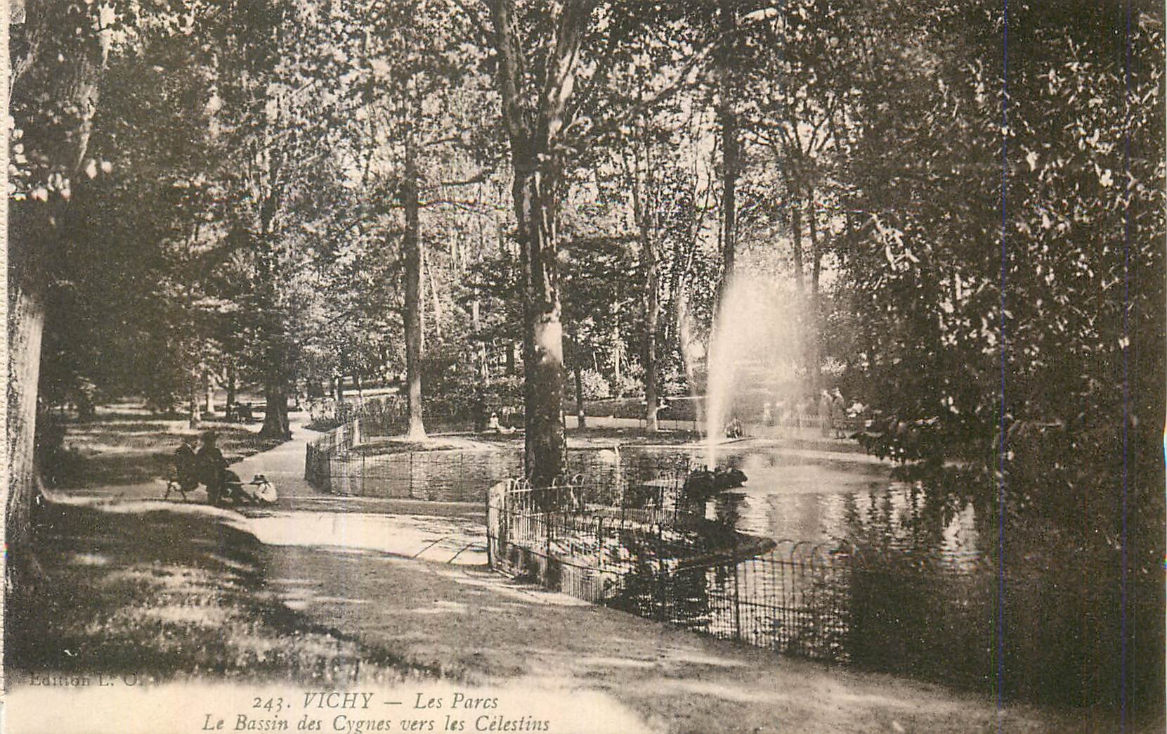 CPA Vichy Les Parcs Le Bassin des Cygnes vers les Celestins 