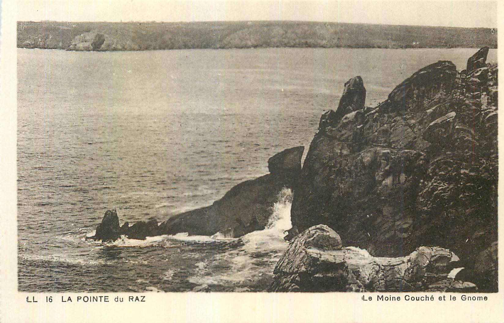 CPA La Pointe du Raz La Moine Couche et le Gnome 