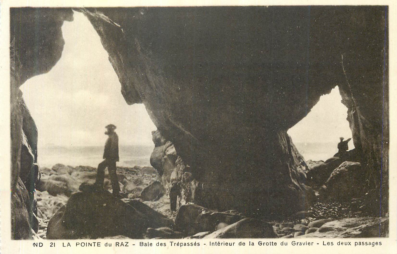 CPA La Pointe du Raz Baie des Trepasses Interieur de la Grotte du Gravier 