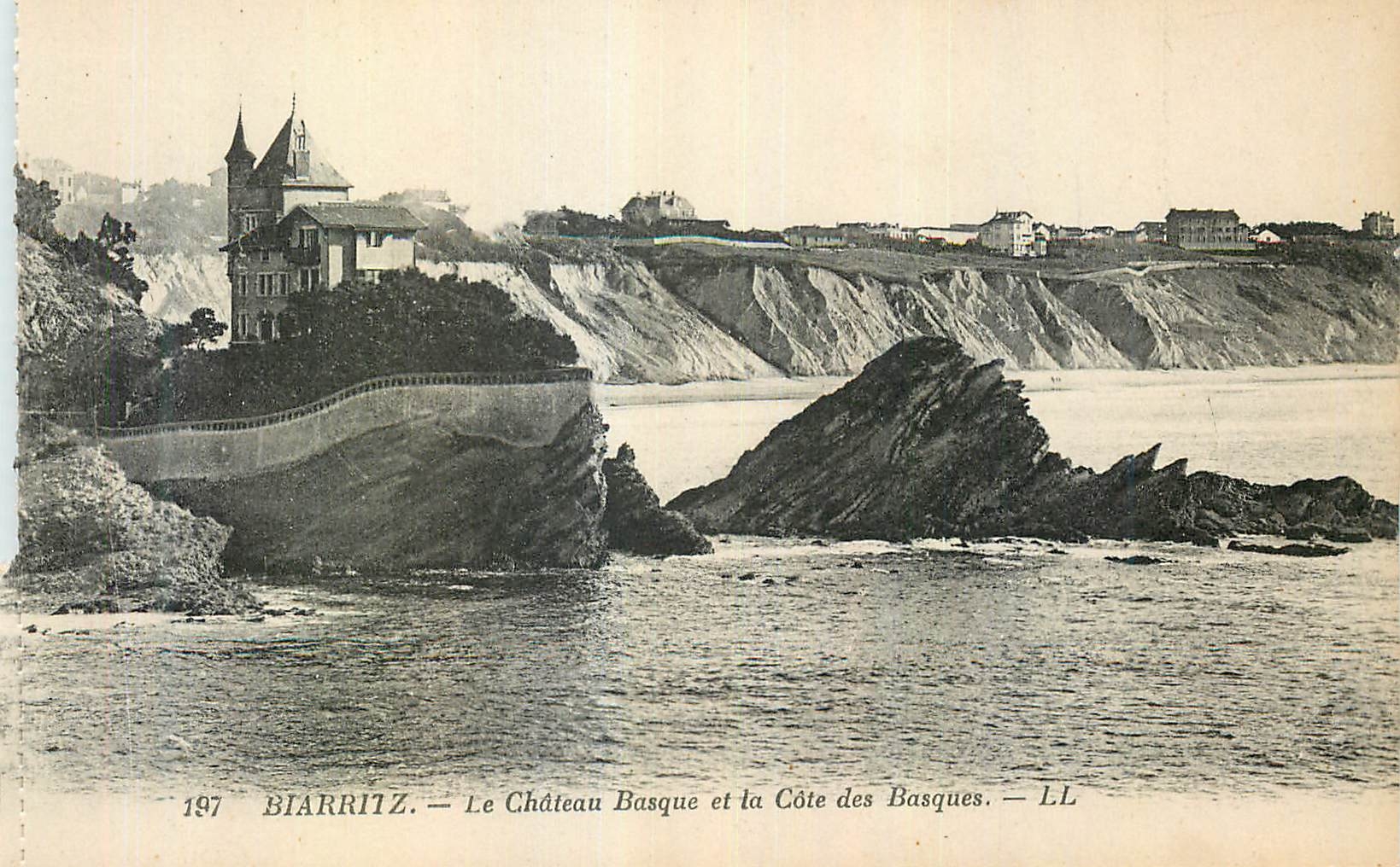 CPA Biarritz Le Chateau Basque et la Cote des Basques 