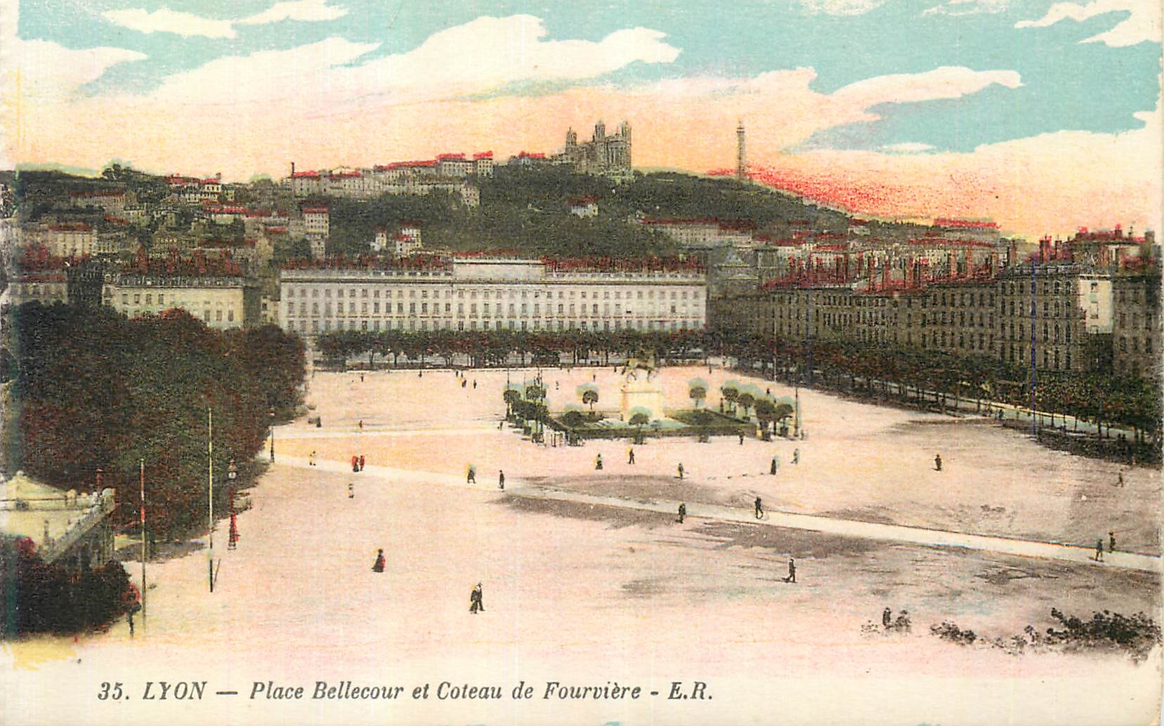 CPA Lyon Place Bellecour et Coteau de Fourviere 