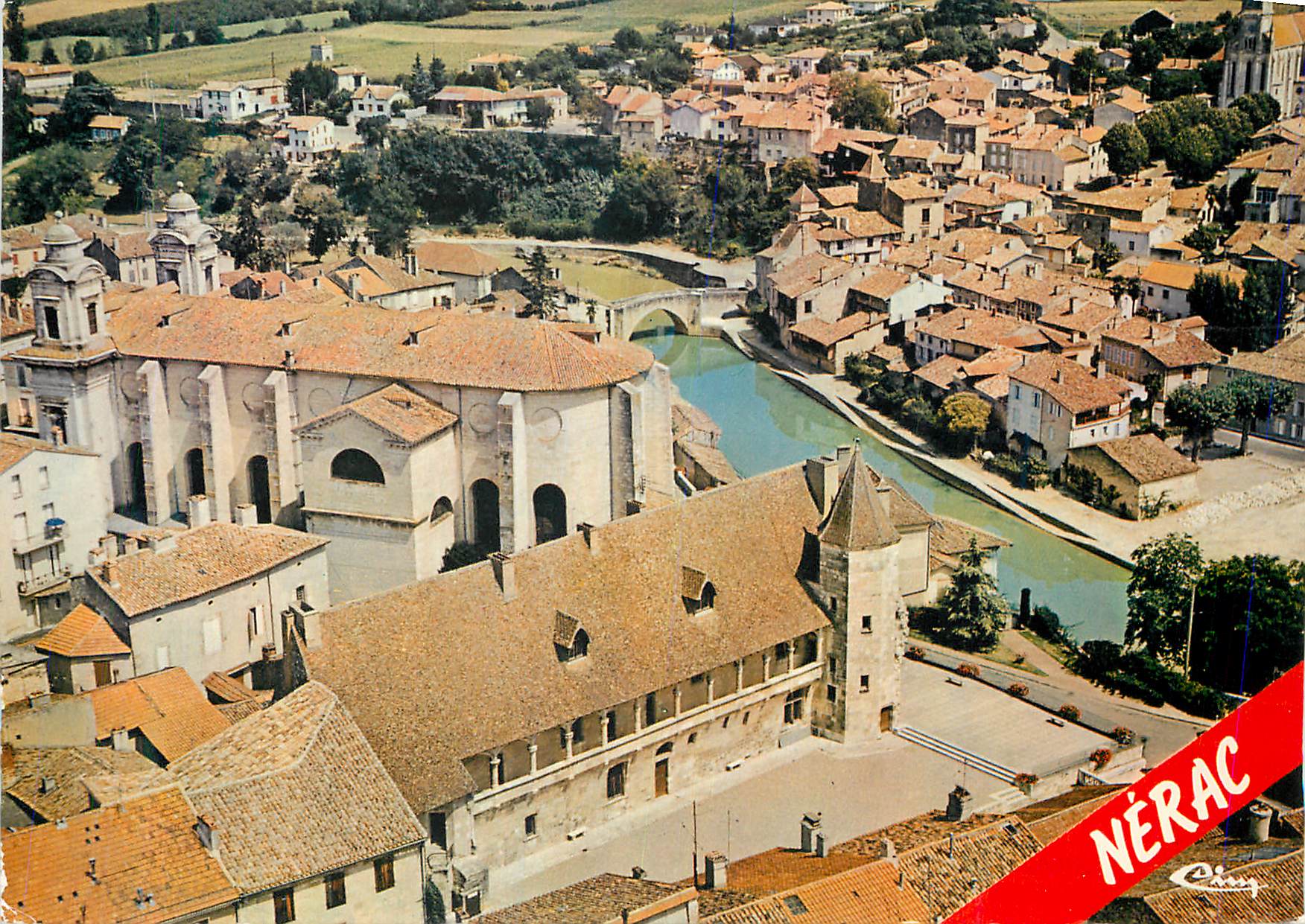 CPM Nerac L et Gar Vue aerienne Le chateau l eglise et le vieux pont 