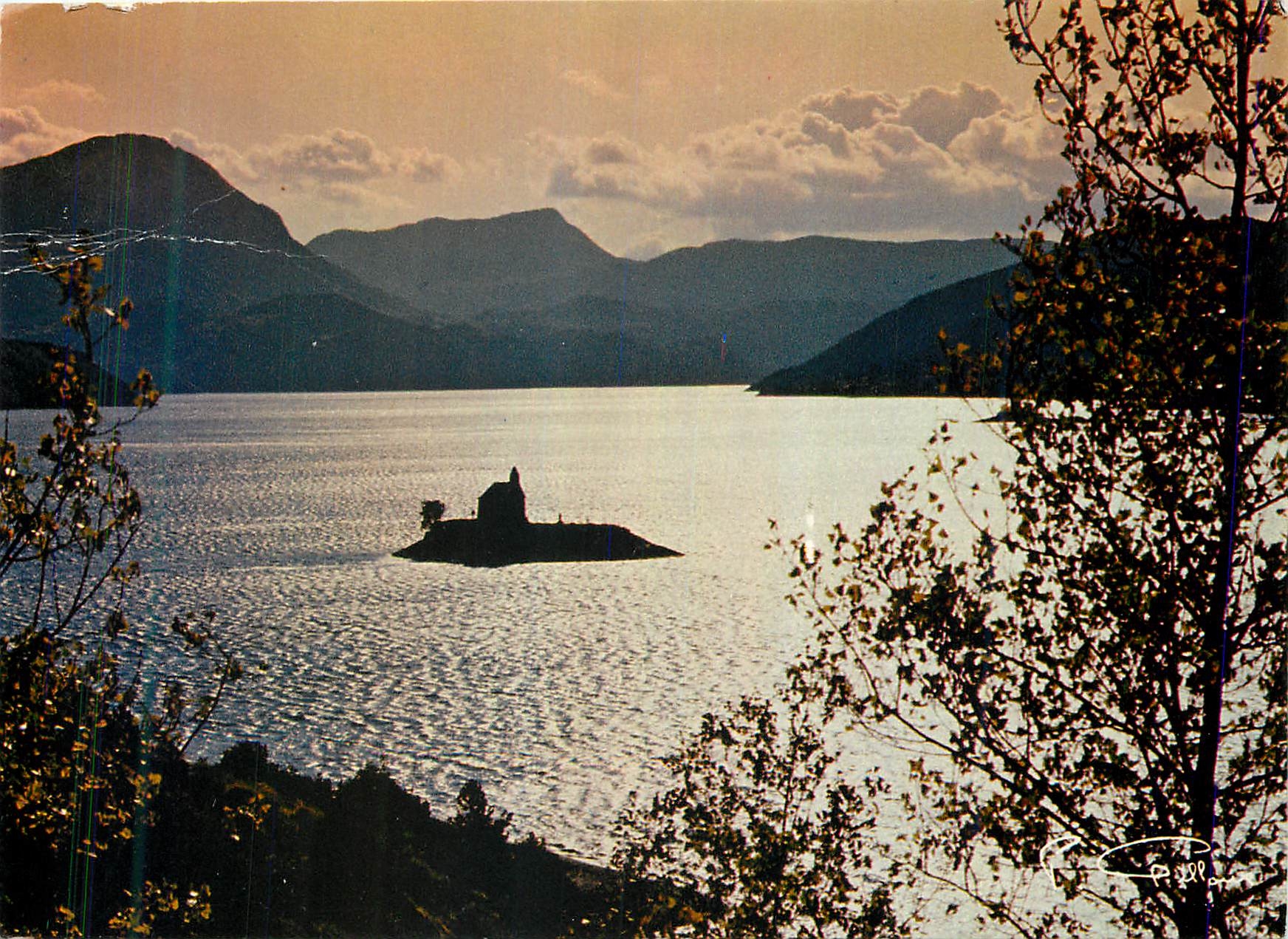 Lac de Serre-Ponçon — Contre-jour sur la petite chapelle — Éditions des Alpes, H 2168