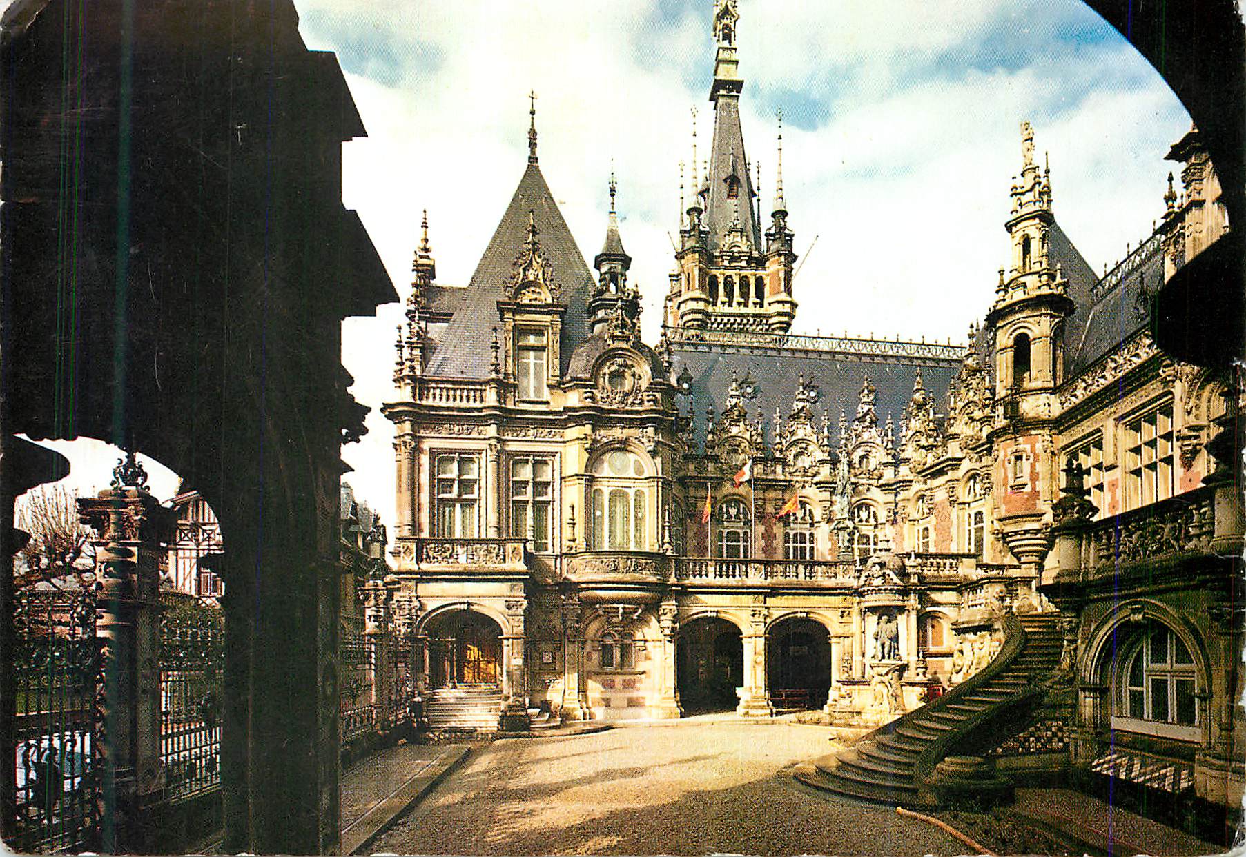 CPM La Benedictine a Fecamp Vue de la Cour d Honneur 