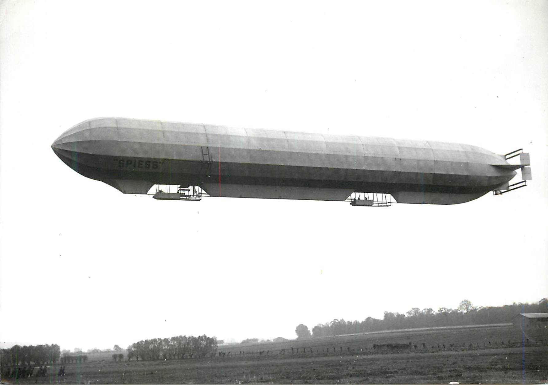 CPM La Belle Epoque Le Spiess en vol Zeppelin Dirigeable Aviation