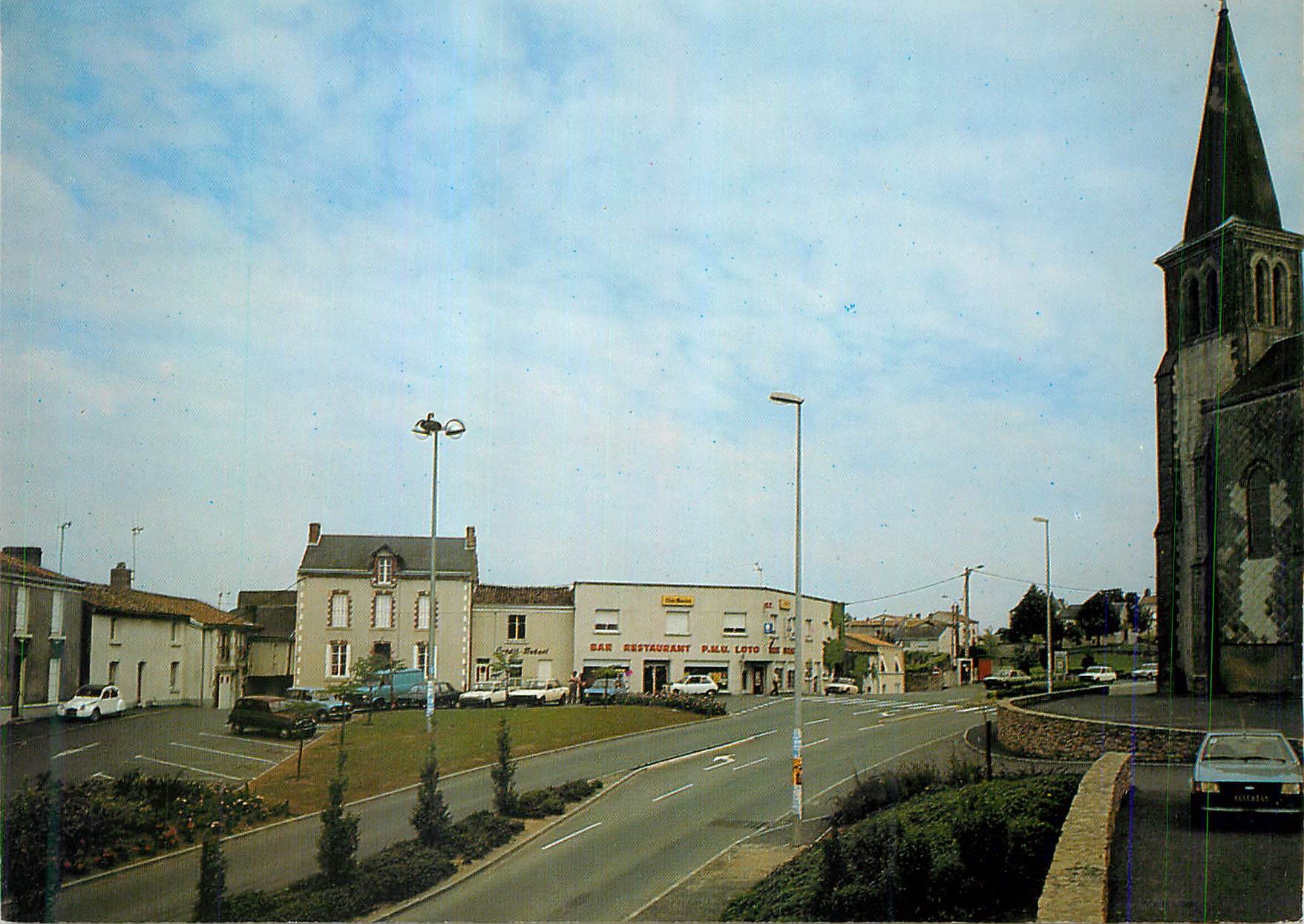 CPM Le Puy Saint Bonnet Maine et Loire Place de l eglise et la Rue Nationale 