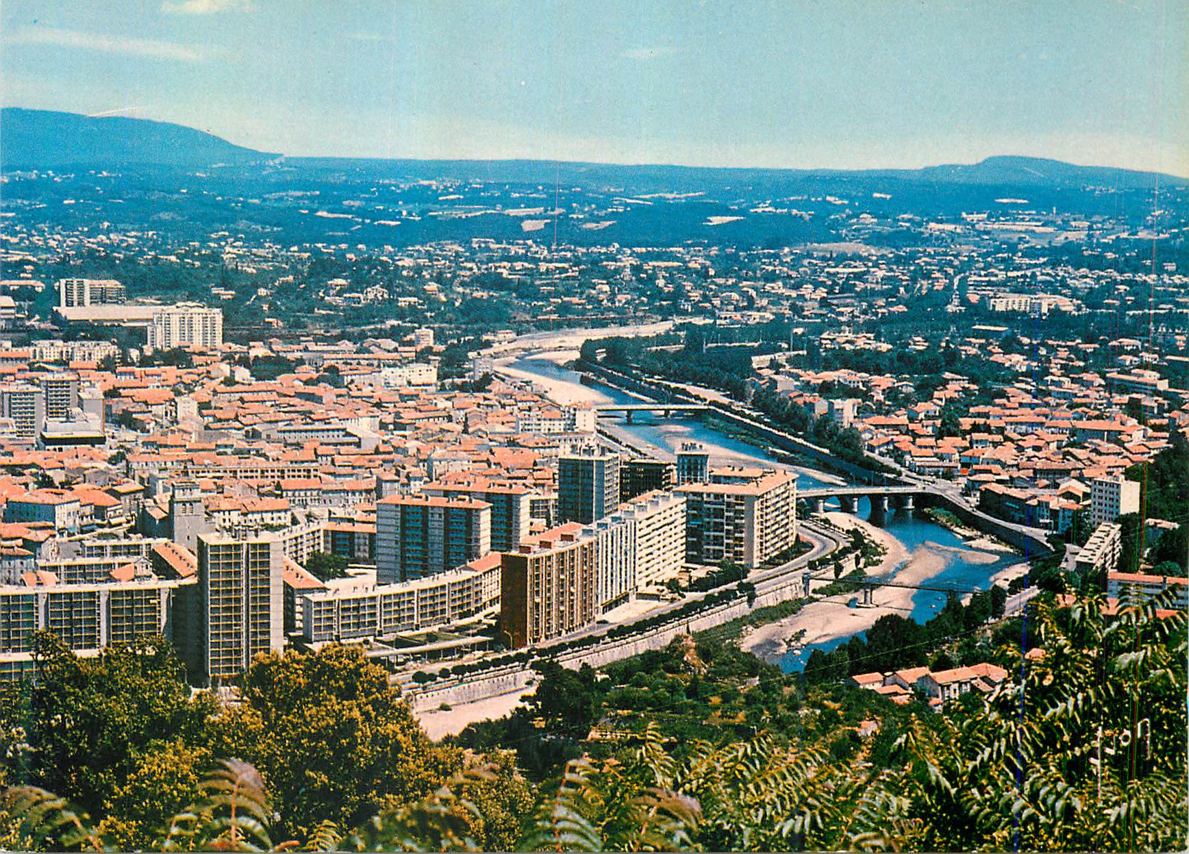CPM Ales Gard Vue generale Le Pont Vieux et le Port de la Prairie sur le Gardon 