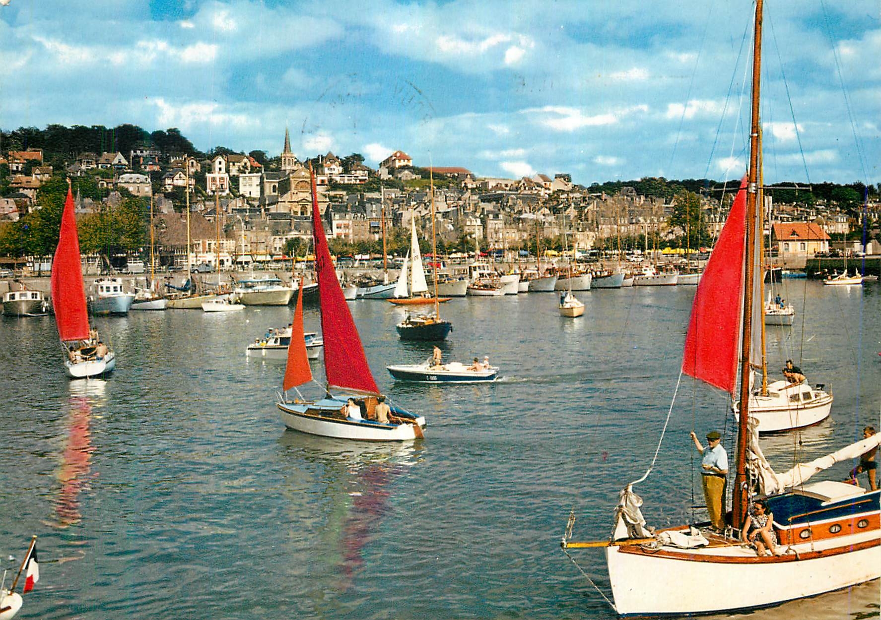 CPM Trouville Deauville Calvados Le port Bateaux de peche