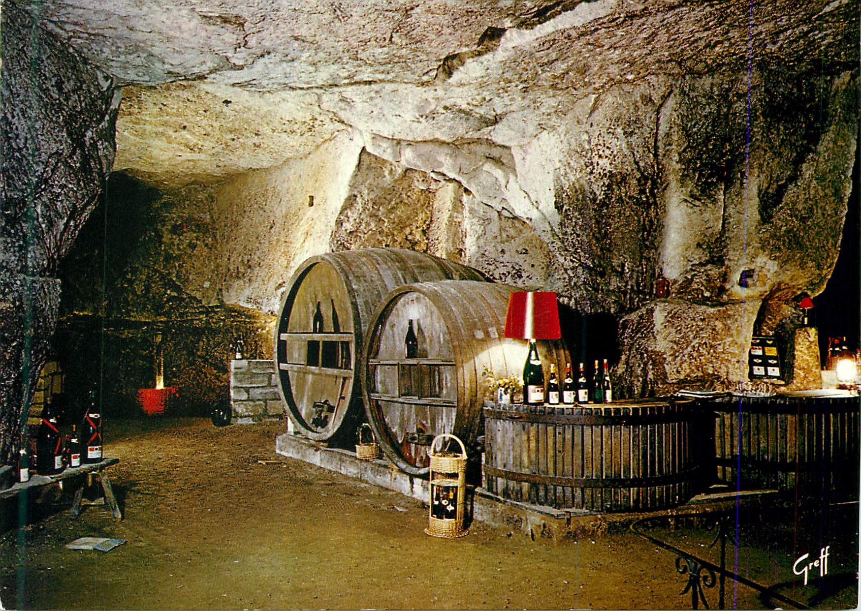 CPM Au Pays des vins de la Loire Cave creusee dans la pierre ou vieillit lentement le bon vin 