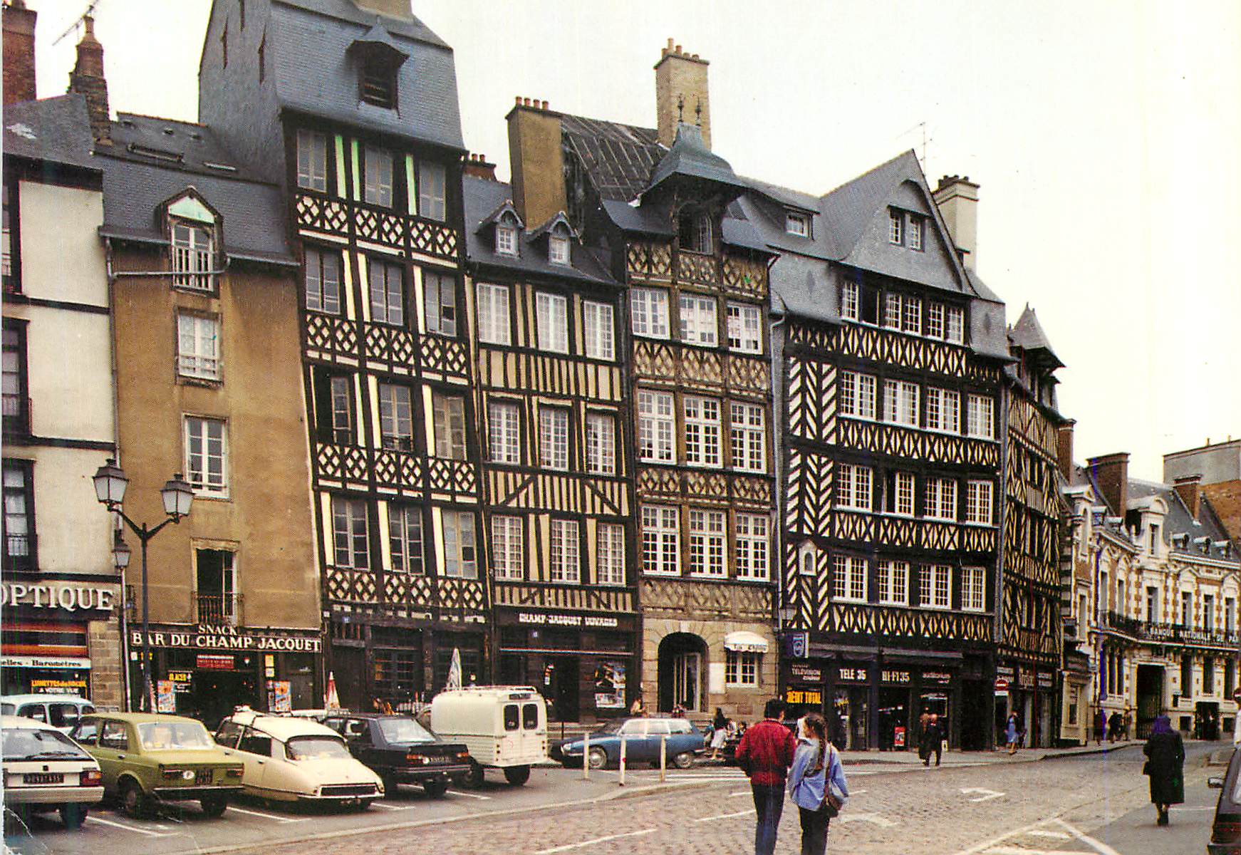Rennes (Ille-et-Vilaine) — Vieilles maisons à colombages, rue du Champ-Jacquet — Éditions Le Doaré