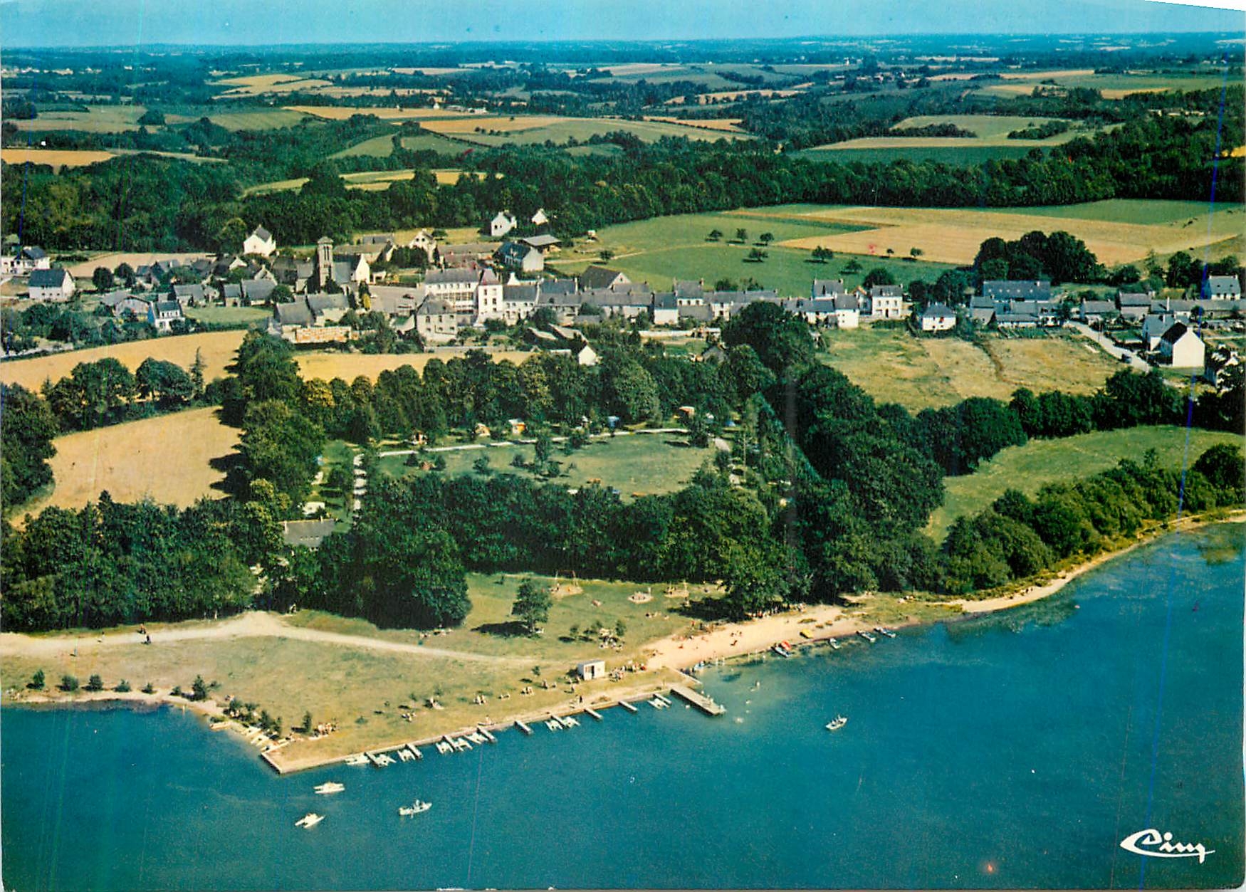 Priziac — plage et camping — vue aérienne — Imprimerie Combier