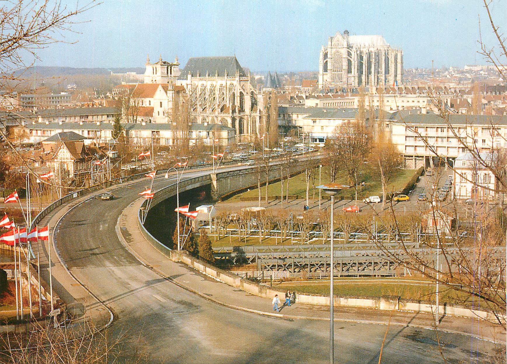 CPM Beauvais Oise L eglise St Etienne et la Cathedrale St Pierre 