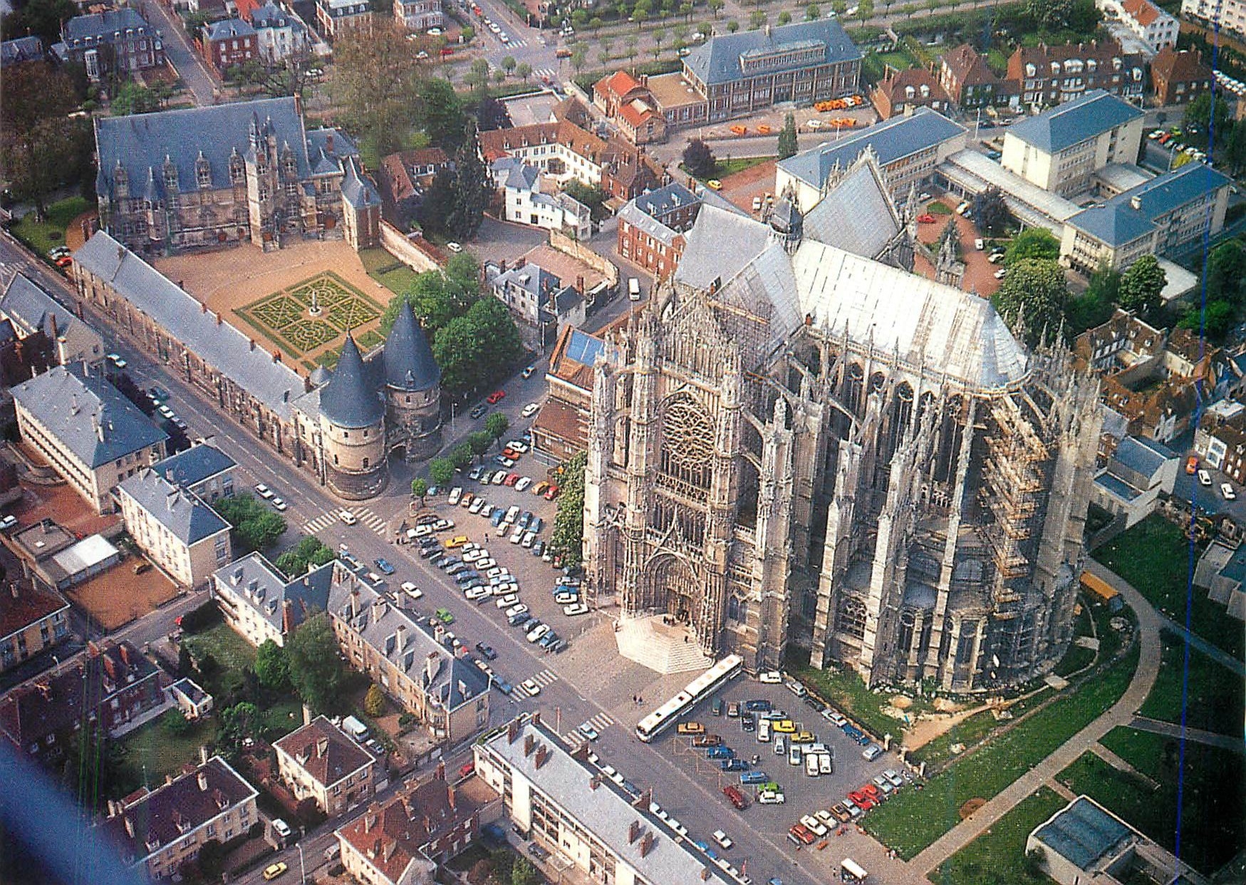 CPM Beauvais Oise La Cathedrale Saint Pierre et son palais episcopal 
