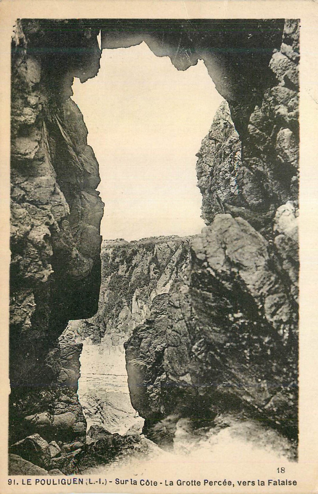 CPA Le Pouliguen Sur la Cote La Grotte Percee vers la Falaise 