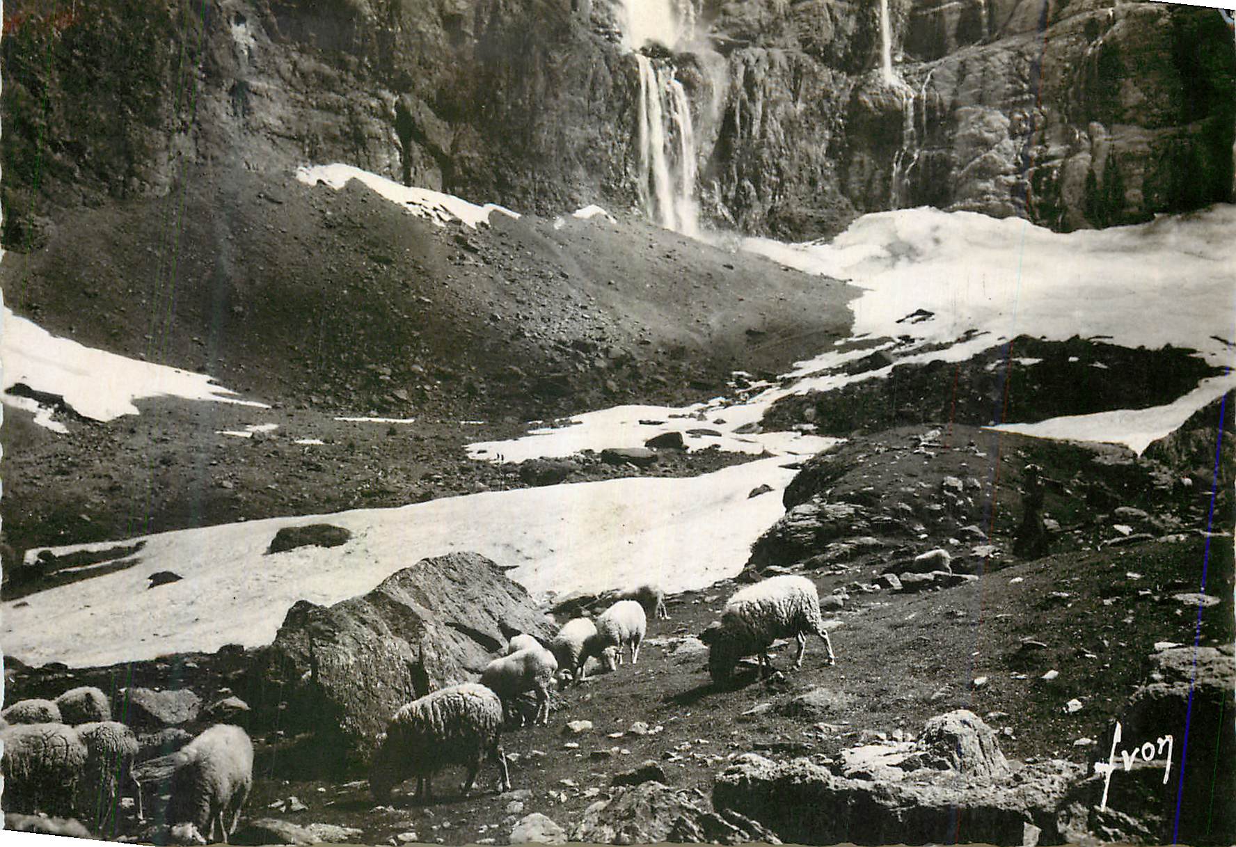 CPM Cirque du Gavarnie Htes Pyrenes Bas de la cascade et le pont de neige 