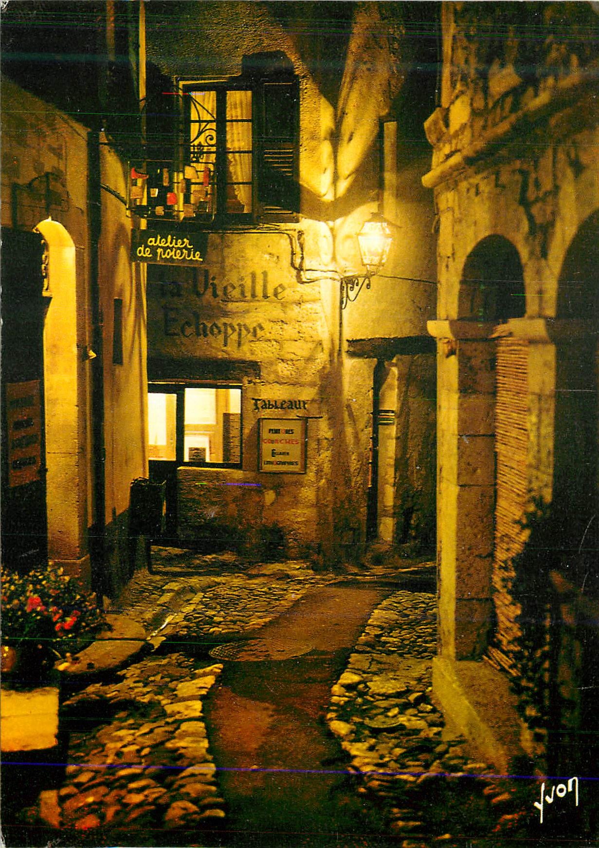 CPM Saint Paul de Vence Alpes Maritimes Une vieille rue la nuit 