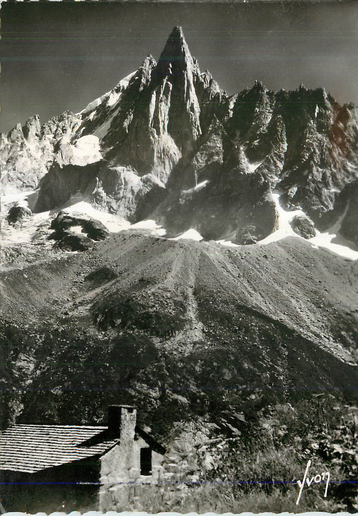 L'aiguille du Dru (3754 m) — le temple de la nature — Éditions d'Art 'YVON', Paris