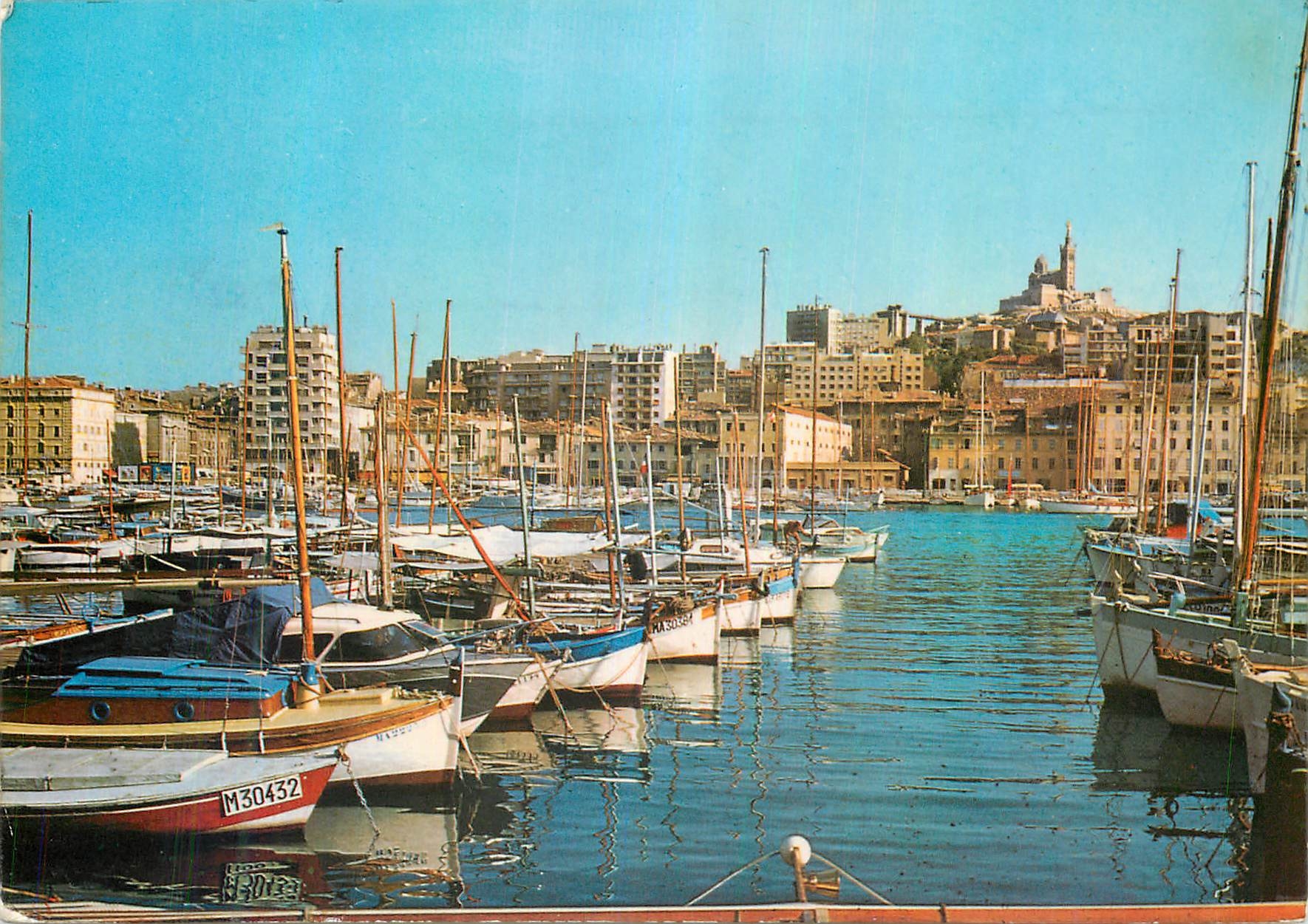 CPM Marseille Le Vieux Port et Basilique de Notre Dame de la Garde Bateaux