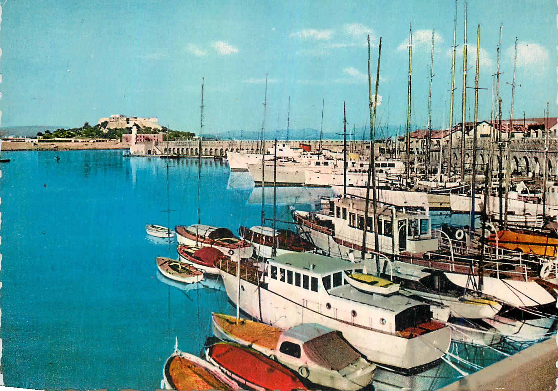 CPM Antibes AM Le Port et le Fort Carre Bateaux