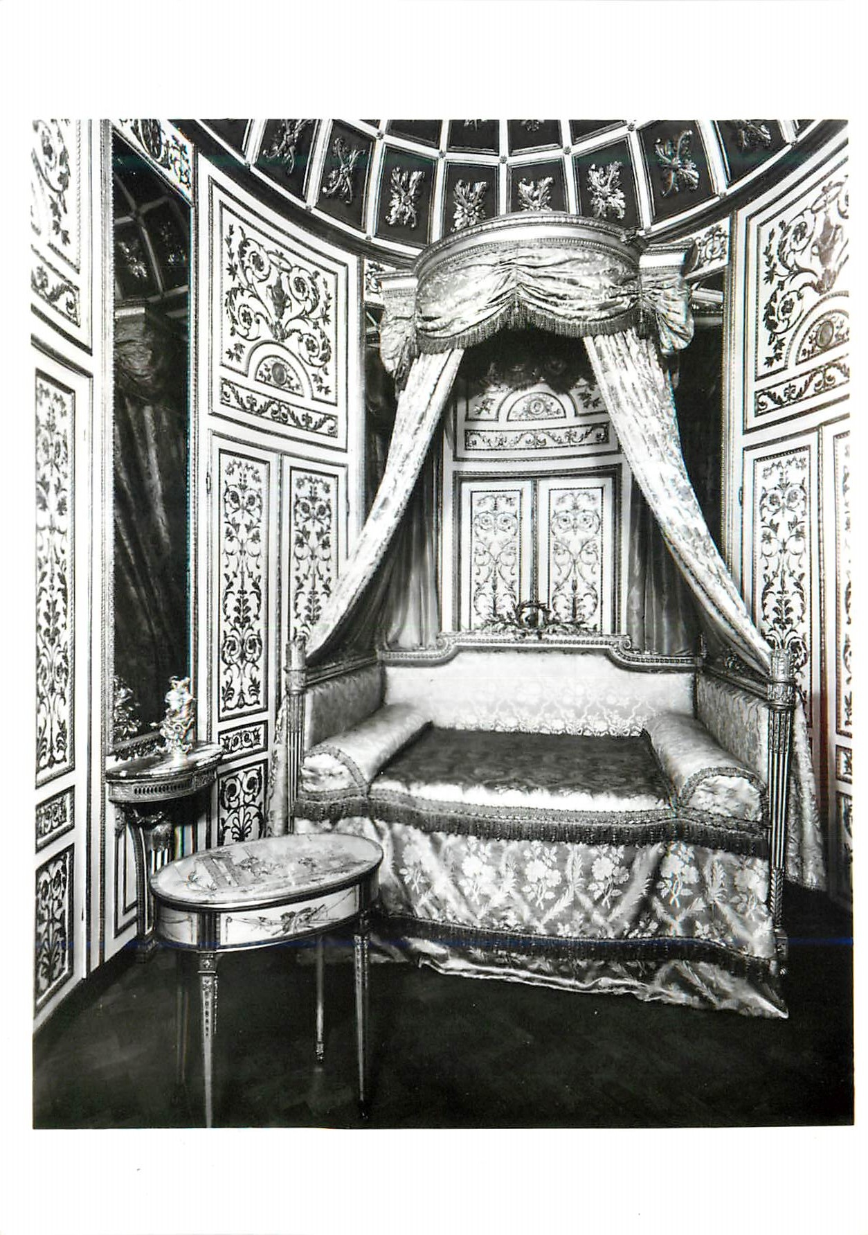 CPM Panelled room with Bedstead Victoria and Albert Museum 