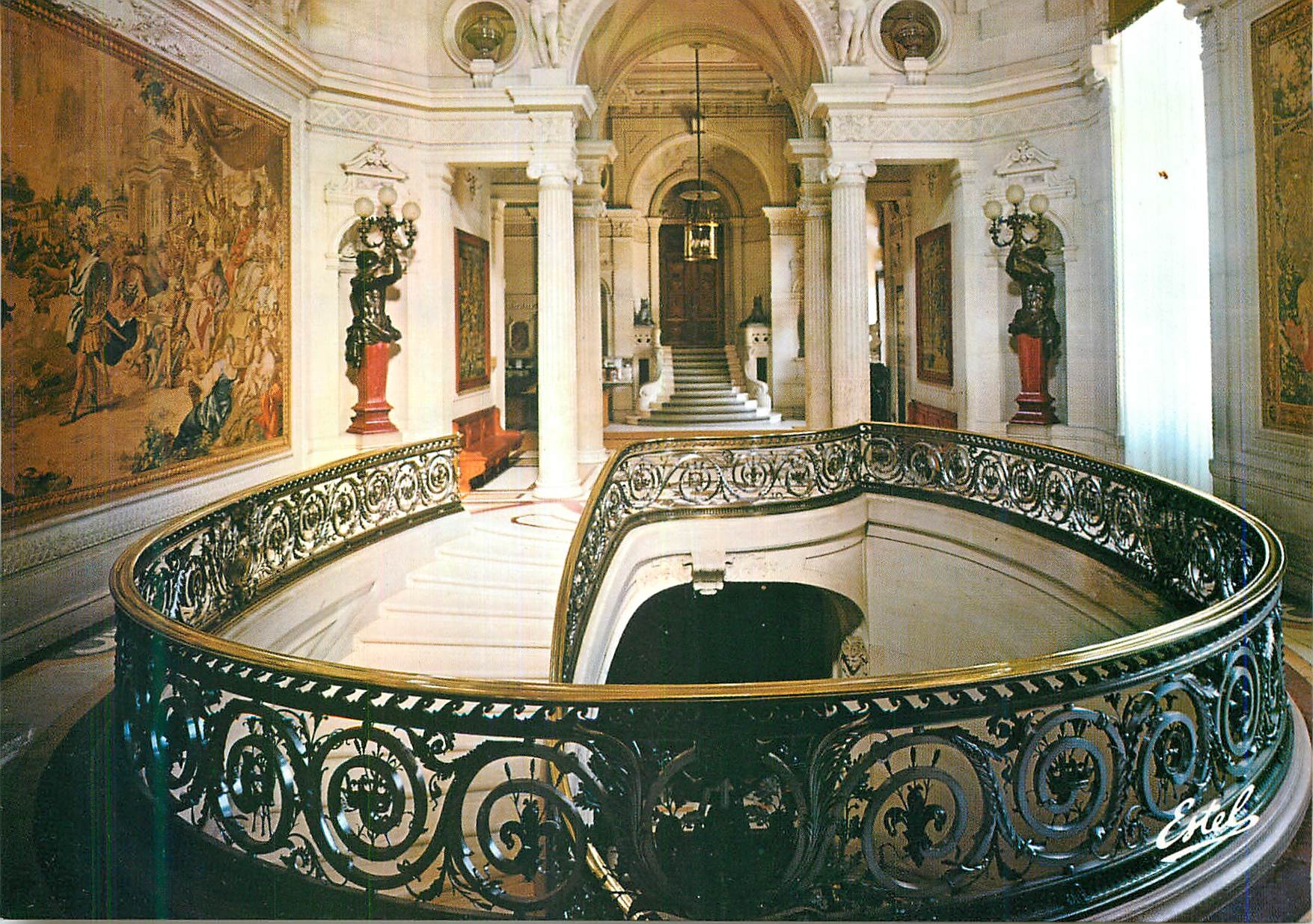 CPM Chantilly Oise Le chateau la rampe du grand escalier et la hall d entre du Musee Conde 