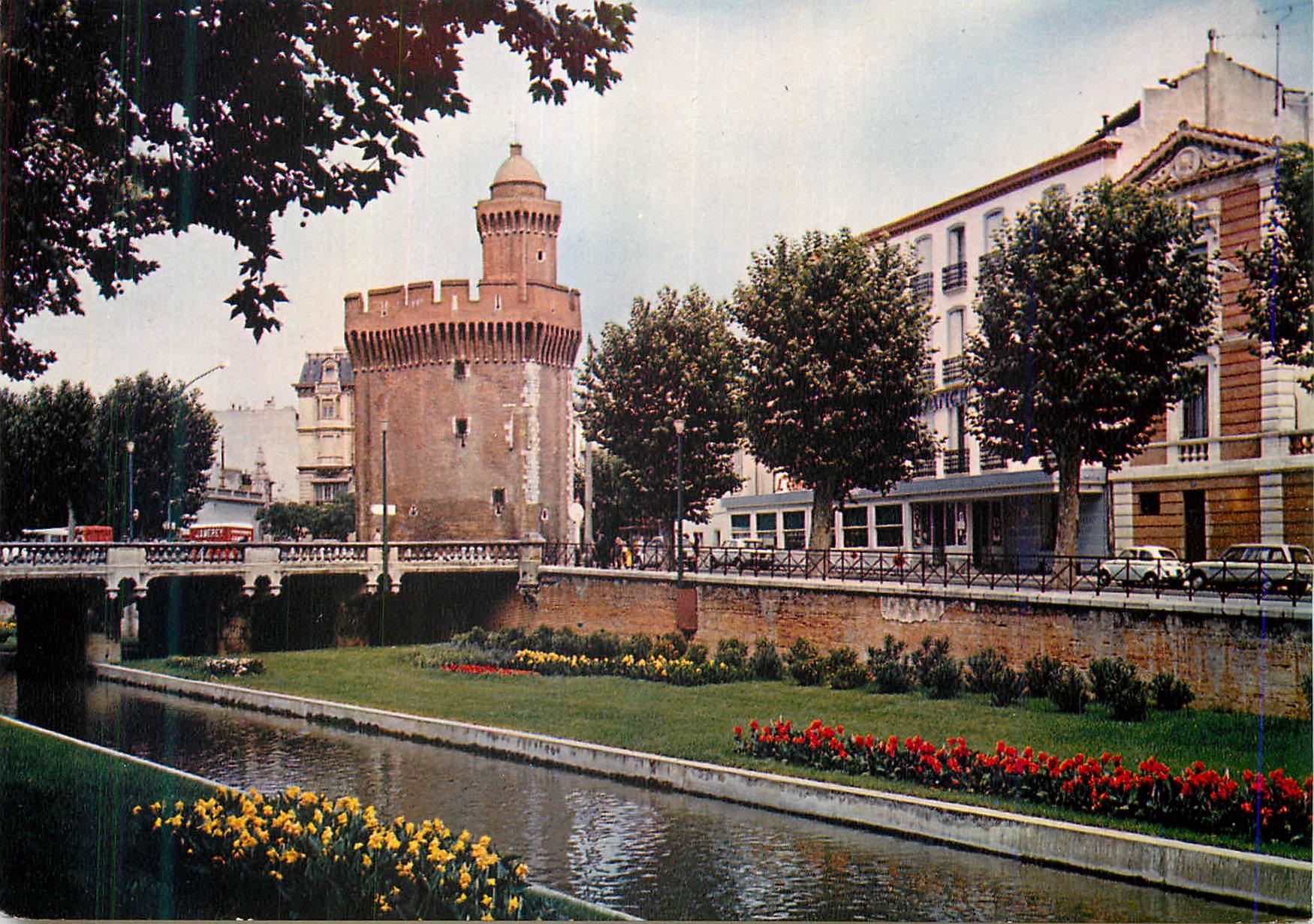CPM Perpignan Pyrenees Orientales Le Castillet et les quais fleuris de la Basse 