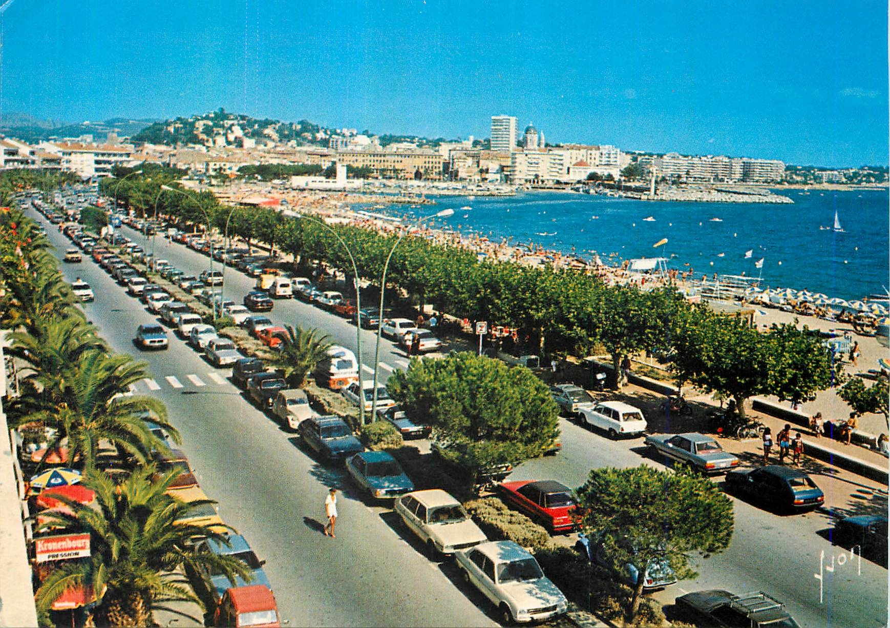 CPM Frejus Var Les Plages et au fond Saint Raphael 