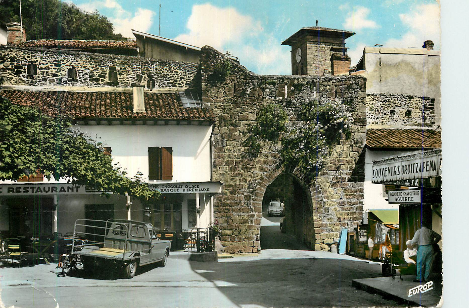 CPM Saint Jean Pied de Port B Pyr La Porte d Ugange sur la place du marche Restaurant