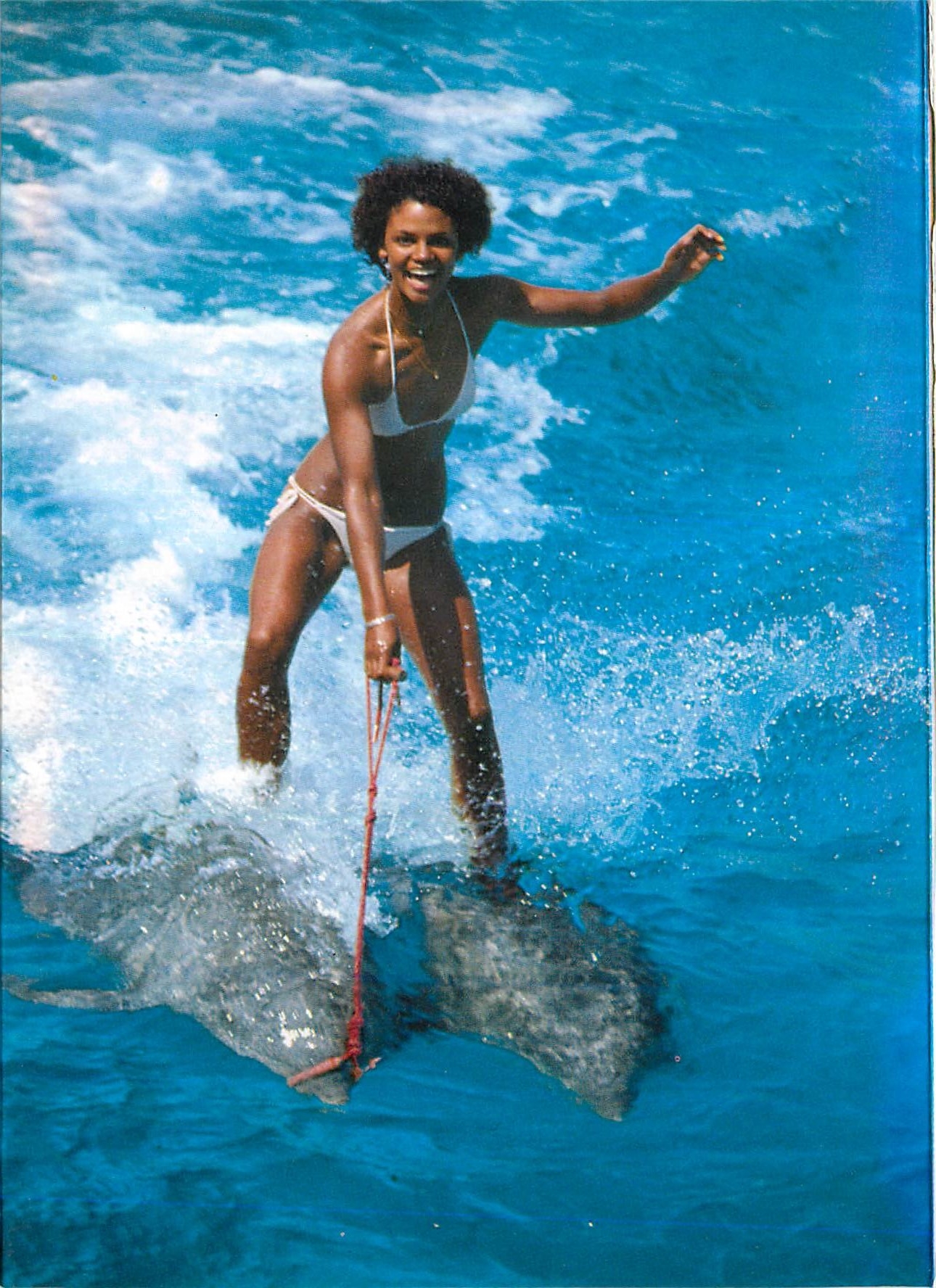 Femme en maillot de bain sur planche à voile — Marineland Costa Brava — éditeur Marineland S.A.
