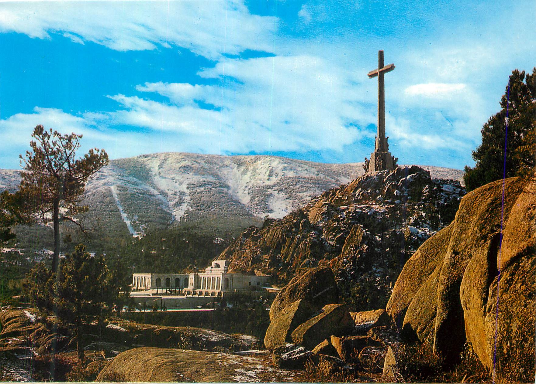 Santa Cruz del Valle de los Caídos — La Cruz desde el Vía Crucis — Editorial Patrimonio Nacional