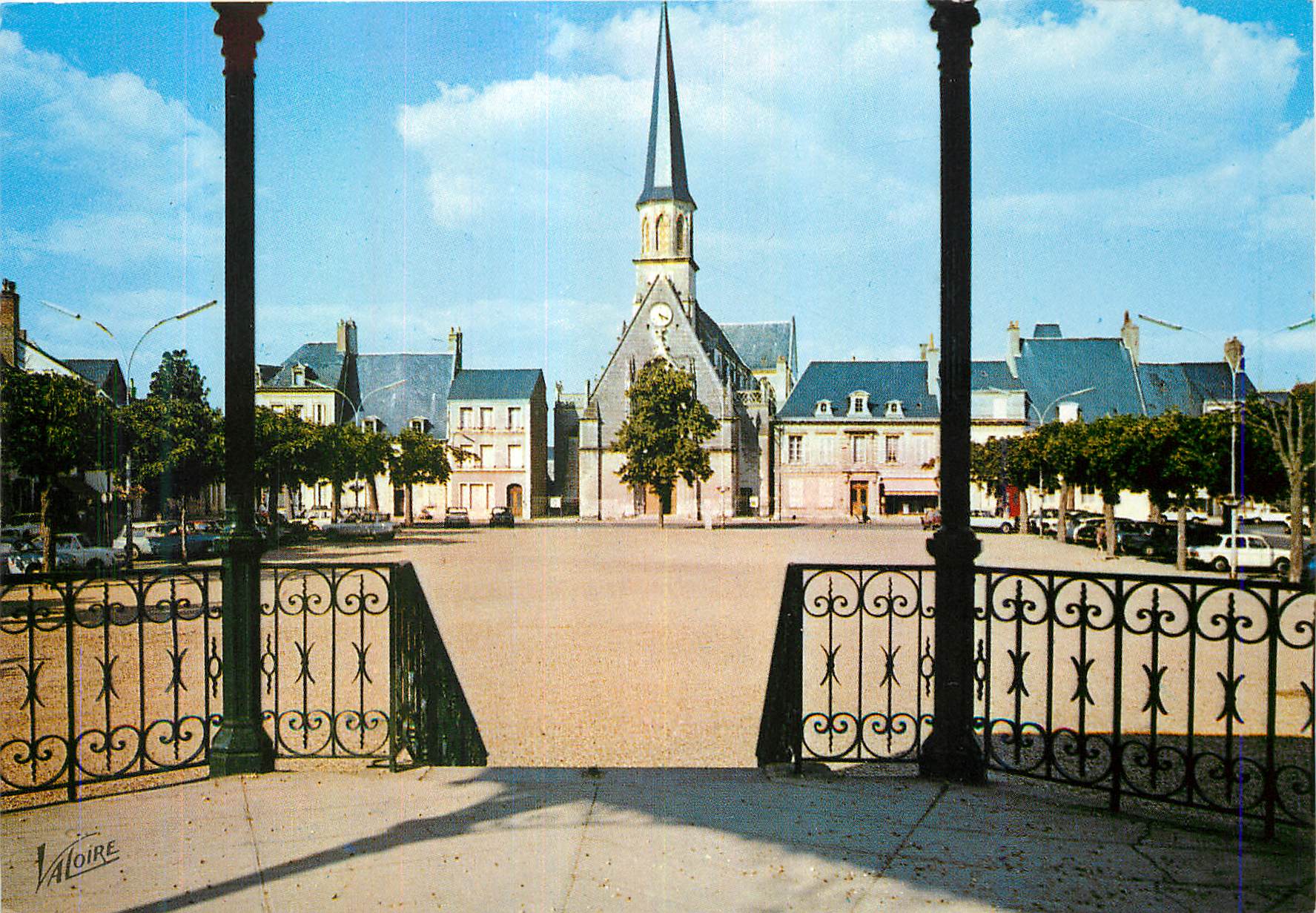 Montoire-sur-Loir — Place Georges Clemenceau et église Saint-Laurent — Éditions Valoire