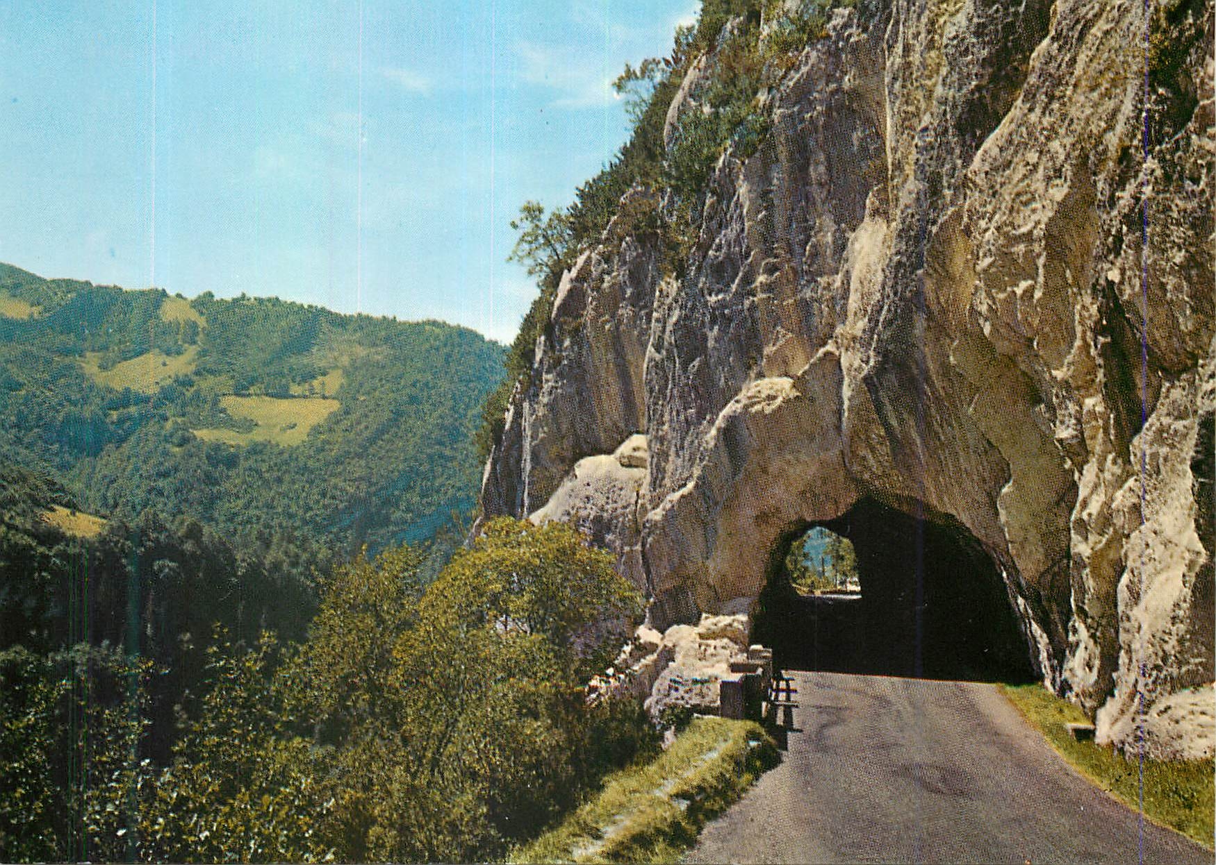 CPM Paysaged du Jura Route de Septmoncel a Saint Claude La Roche Percee 