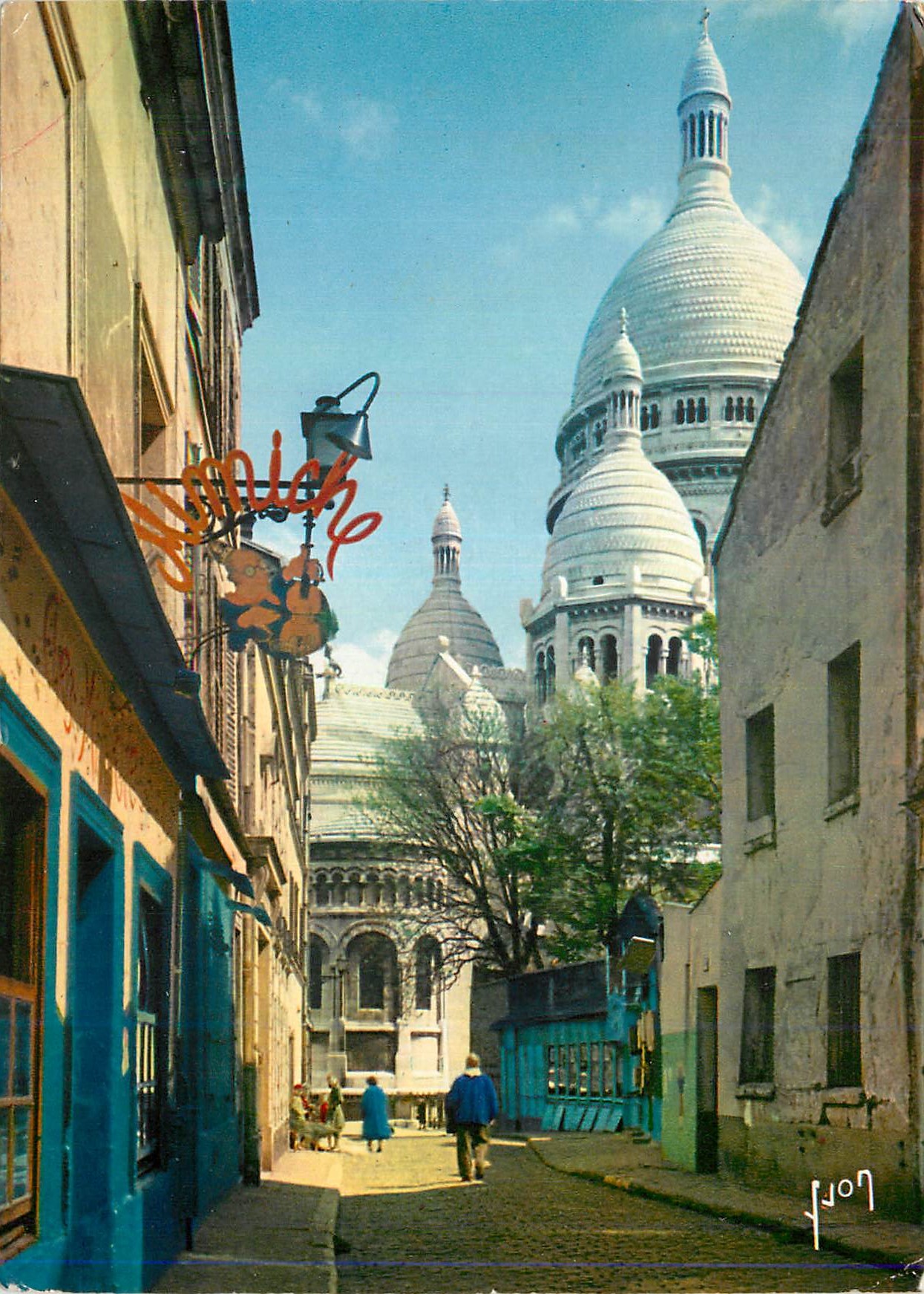 CPM Paris La Basilique du Sacre Coeur vue de la rue du Chevalier de la Barre 