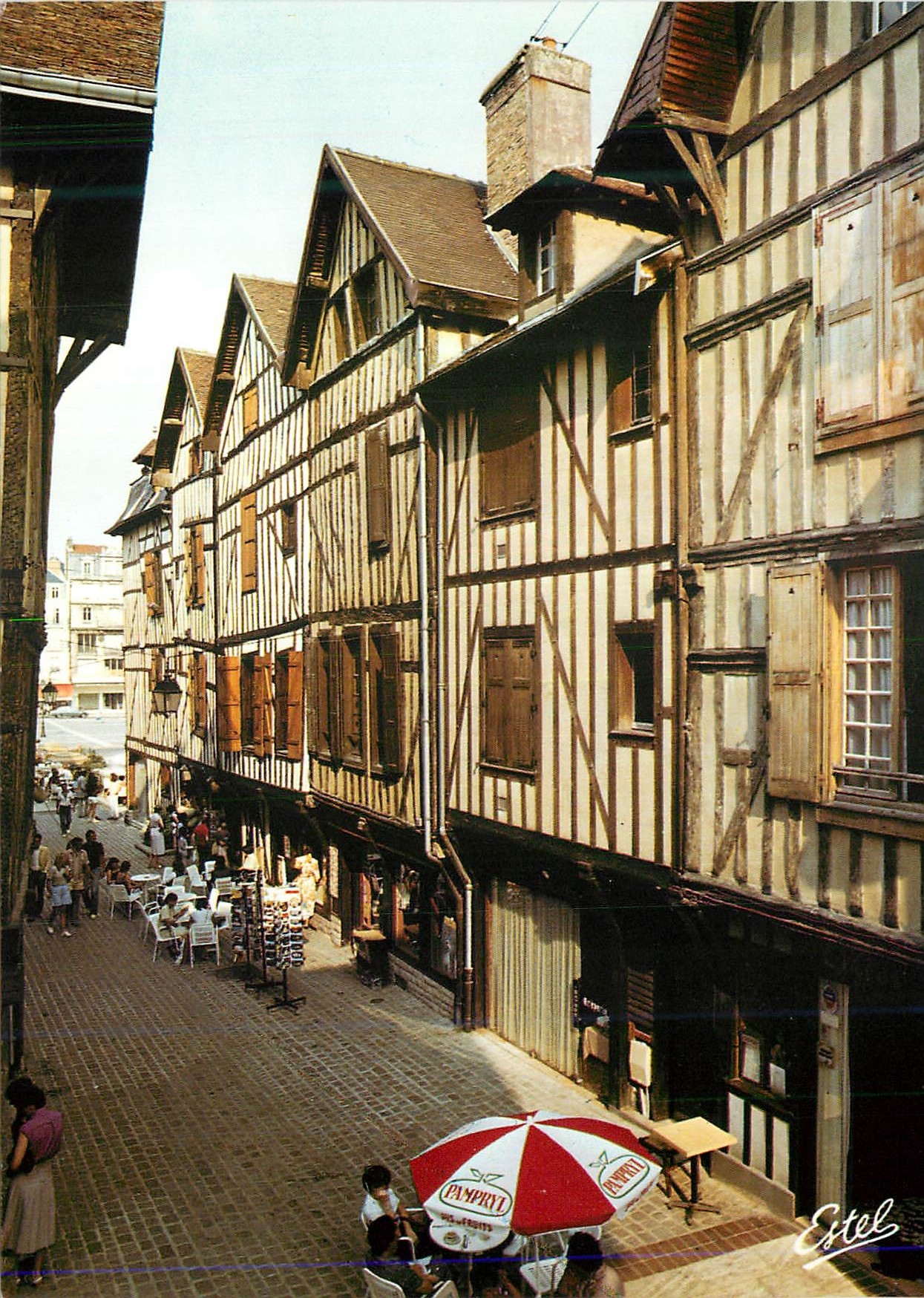 Troyes (Aube) — Capitale de la Champagne. Rue Champeaux, vieilles maisons champenoises — Editions Estel, n° A 10.328 W